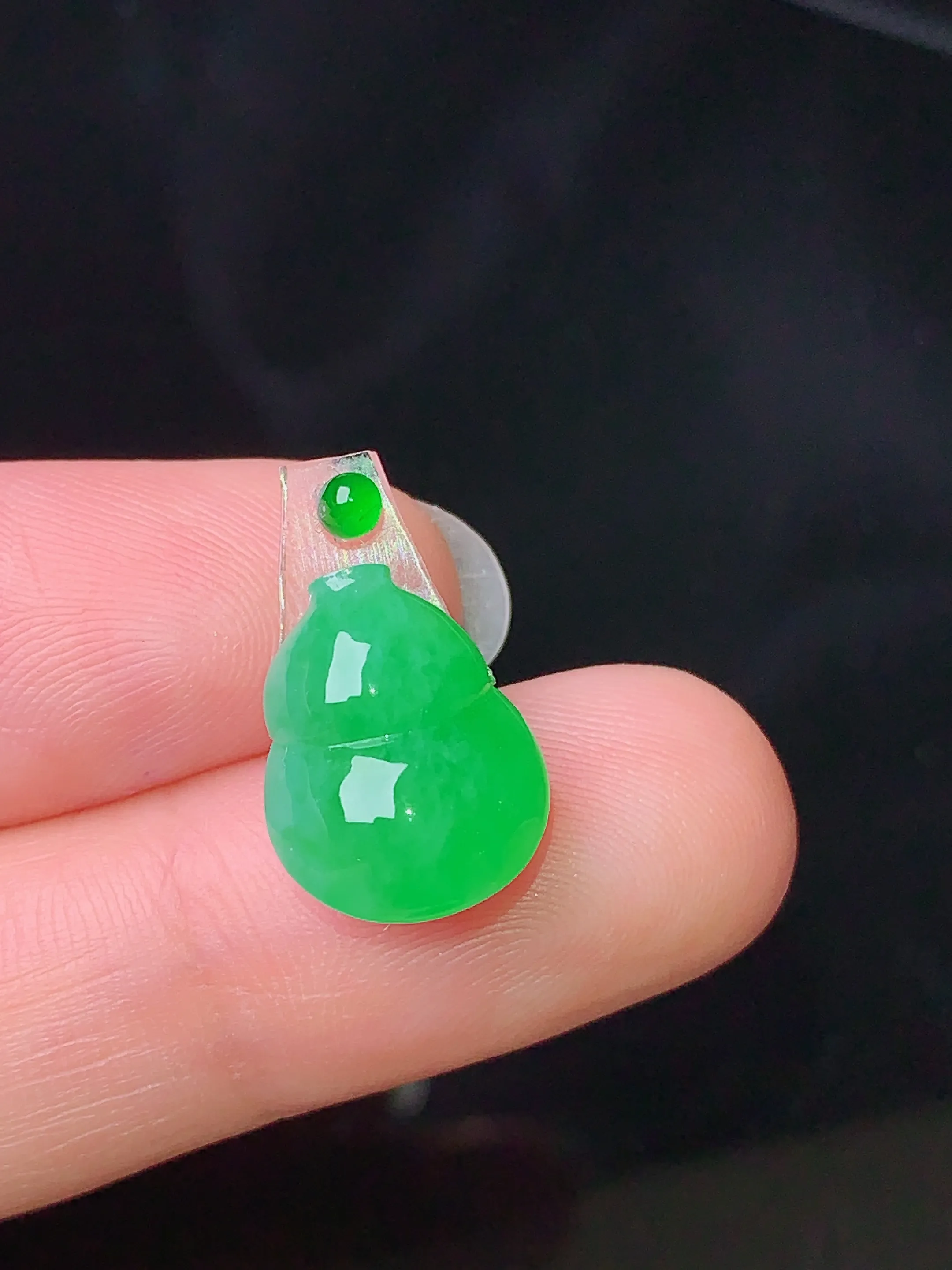 镶嵌款 翠绿葫芦吊坠 玉质细腻 色泽清新艳丽 整体尺寸13.5*10.5*4.5