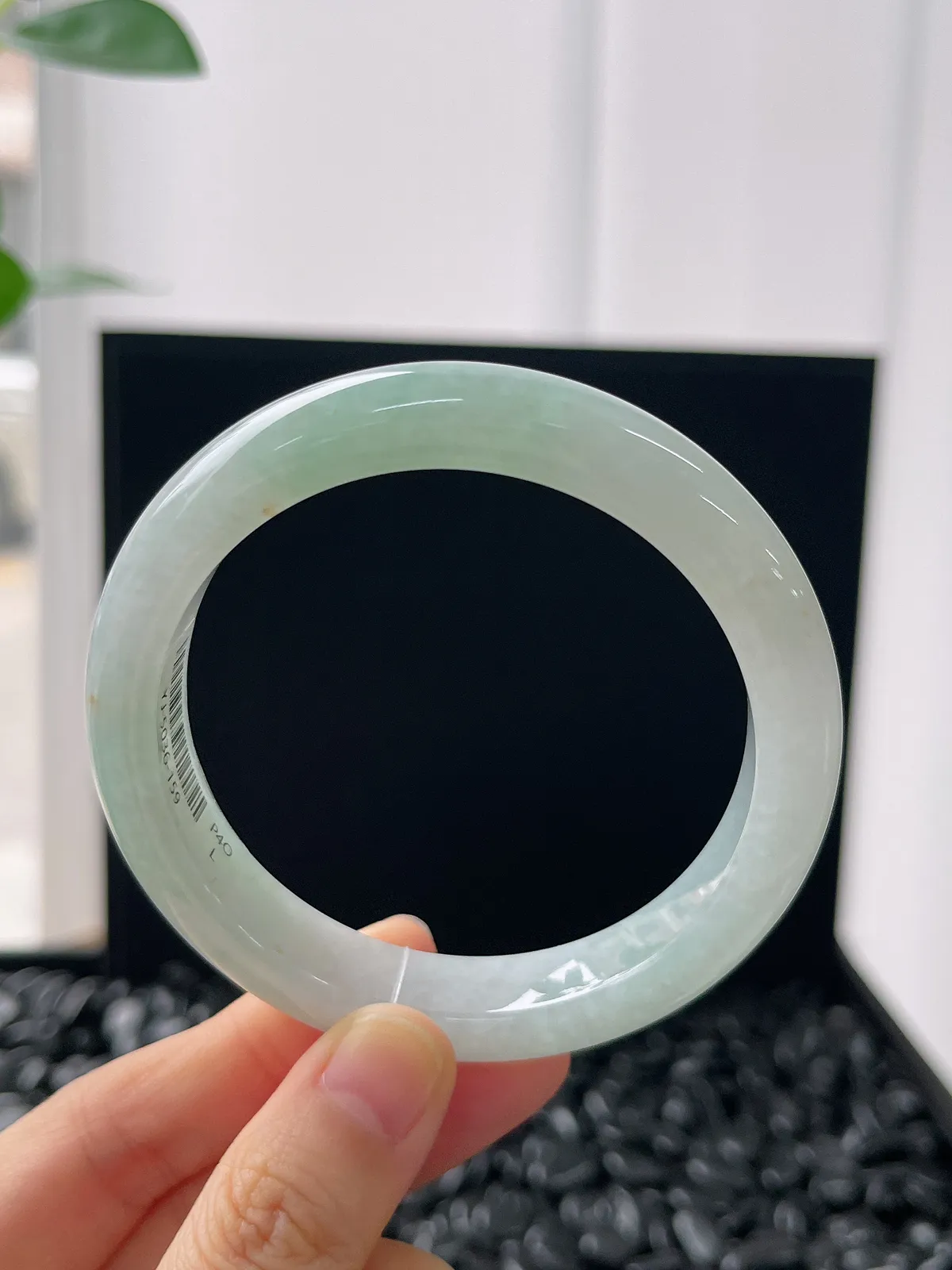 正圈57.8圈口，翡翠冰糯种浅绿色手镯