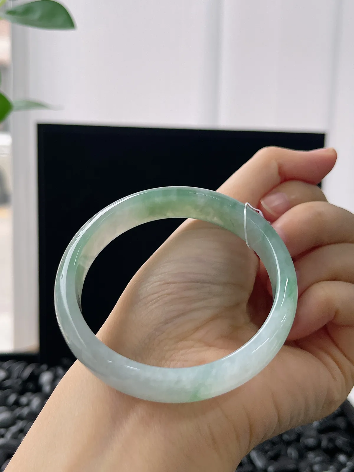 正圈54.3圈口，翡翠冰糯种淡绿色手镯