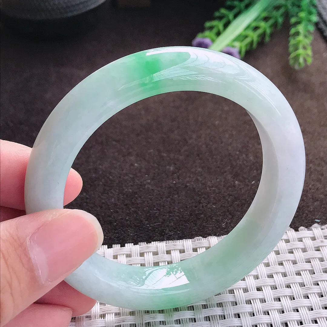 天然a货翡翠55.5/12.3/9老坑精美温润飘绿手镯宽边翡翠玉手镯