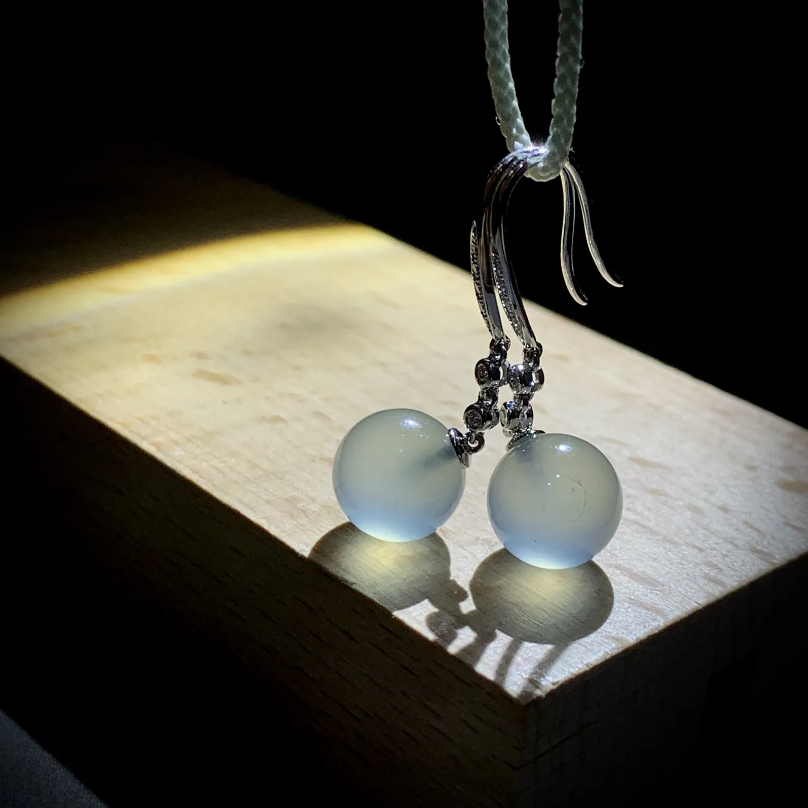 冰种翡翠珠子耳坠，直径9.5mm，
18K金，南非钻，一对4.32g，