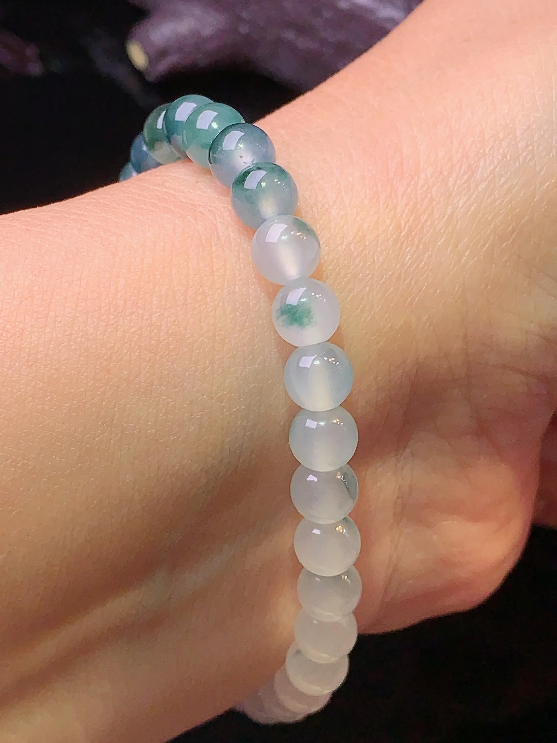 冰种圆珠吊坠 玉质细腻 色泽清新艳丽 整体尺寸5.8