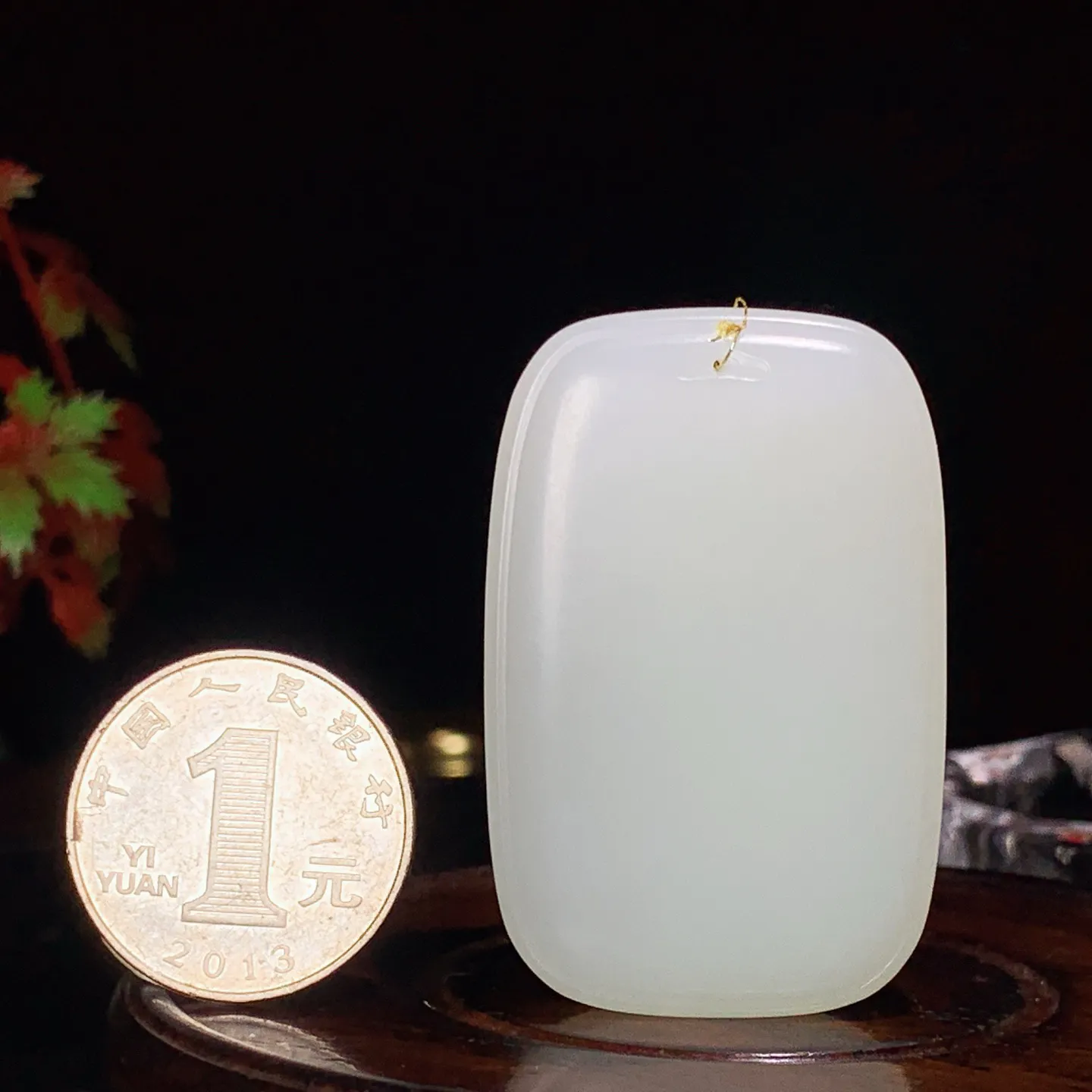 新疆和田玉白玉平安无事牌挂件。尺寸49/32/9重37.3克。玉质细腻油润。手推出油。佩戴高端典雅。lt251115