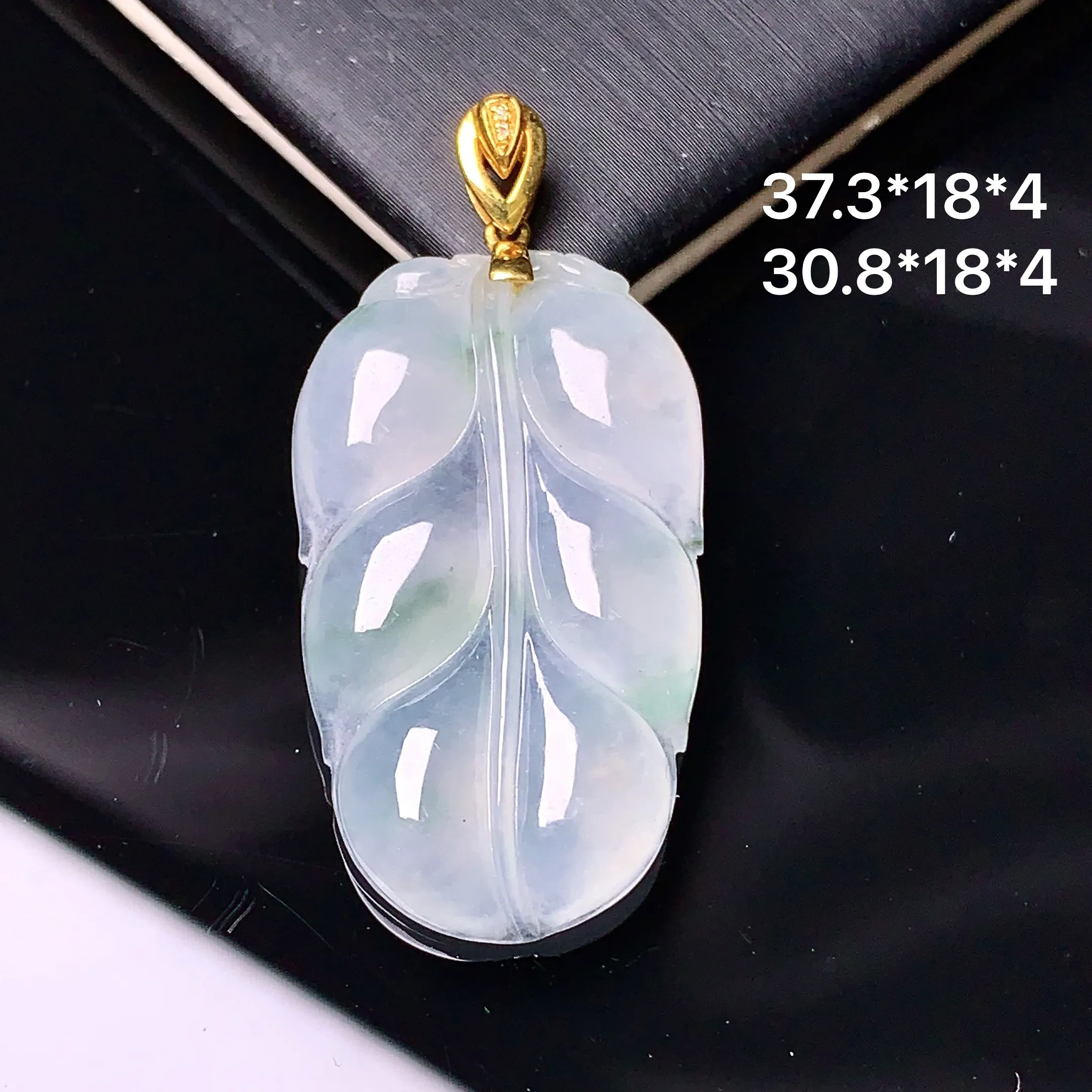 18k金镶嵌冰种树叶吊坠 玉质细腻 色泽清新艳丽 整体尺寸37.3*18*4