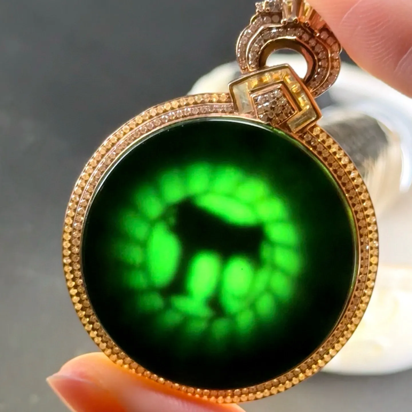 精品豪镶墨翠平安扣 种好色正 黑度极好 打灯通透 油性十足 满钻豪镶 尺寸54