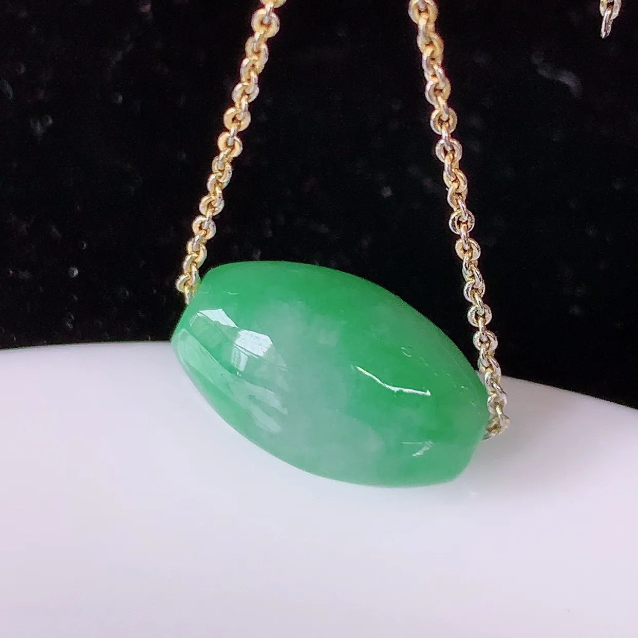 自然光实拍，冰润飘绿翡翠路路通吊坠，寓意时来运转、财源滚滚，款式新颖时尚，日常百搭的款！配图银链#058.1尺寸17*11.5*9mm