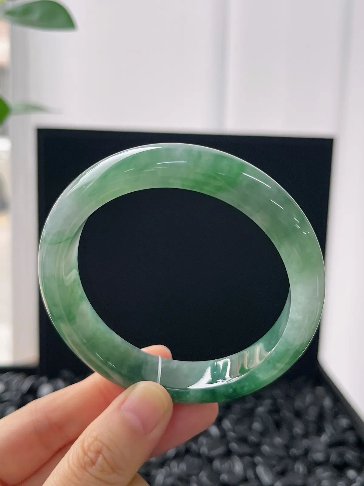 正圈57.6圈口，翡翠糯化种飘绿手镯