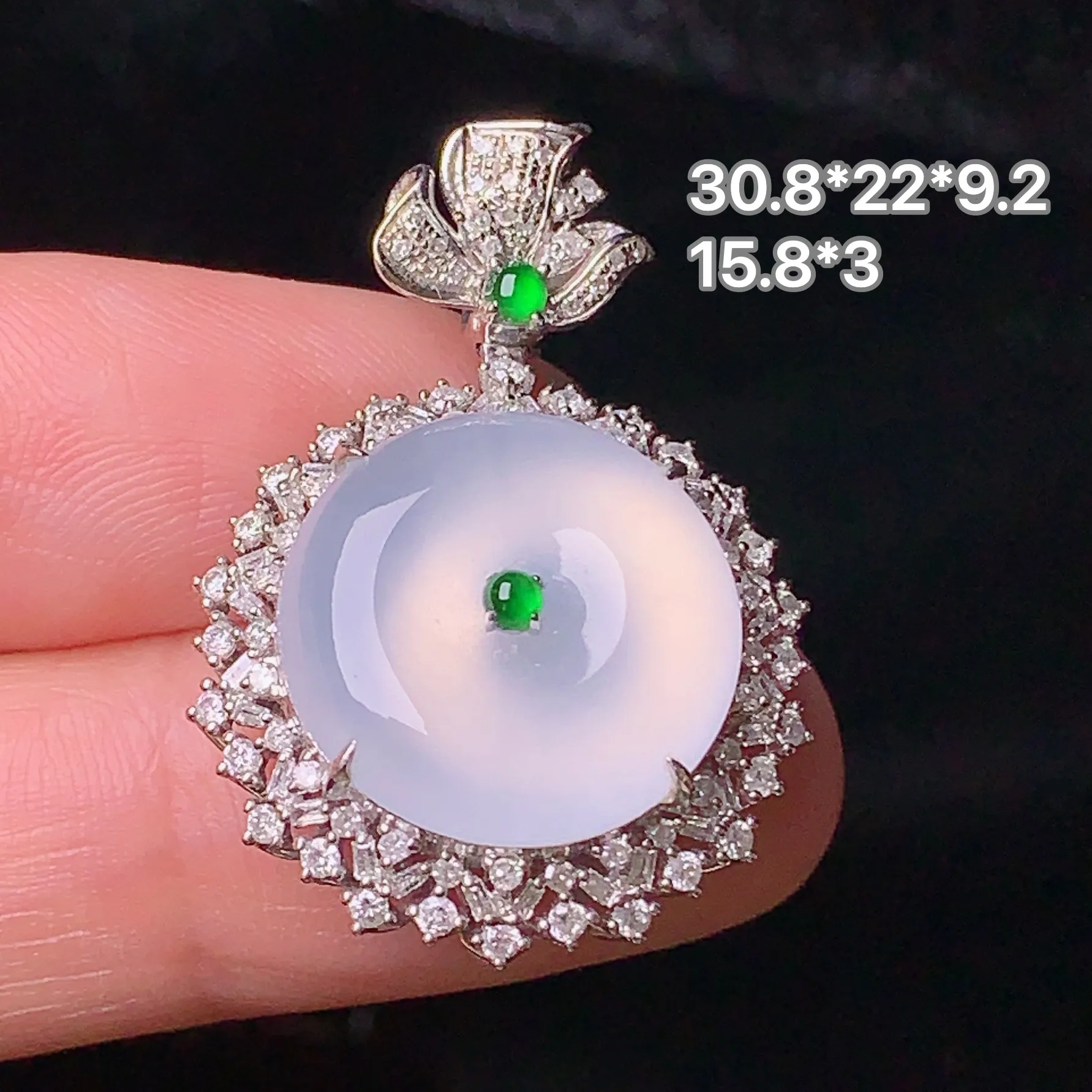 18k金钻镶嵌冰种平安扣吊坠 玉质细腻 色泽清新艳丽 整体尺寸30.8*22*9.2