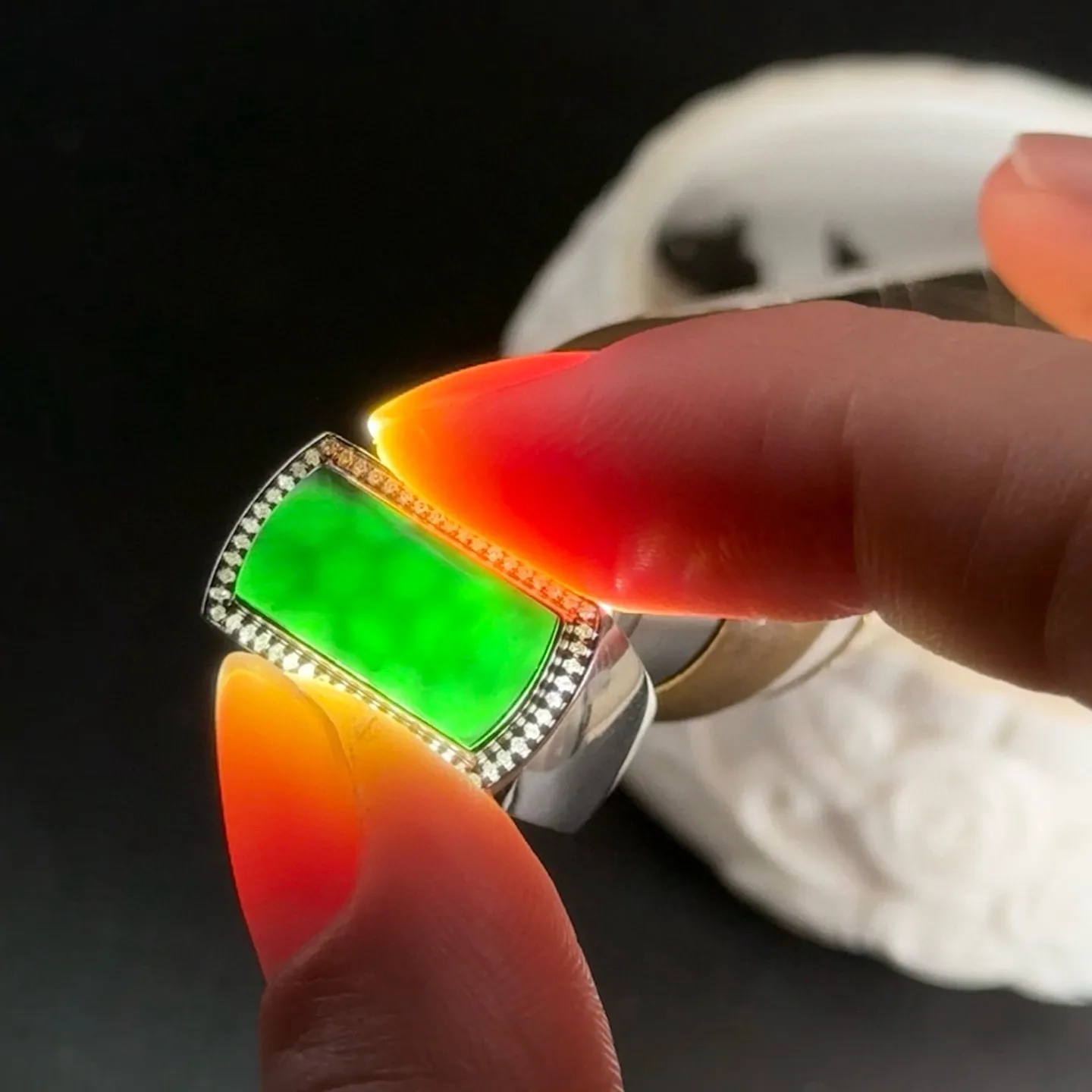 精品18k白金满钻马鞍男戒 种好色正 黑度极好 打灯通透 油性十足