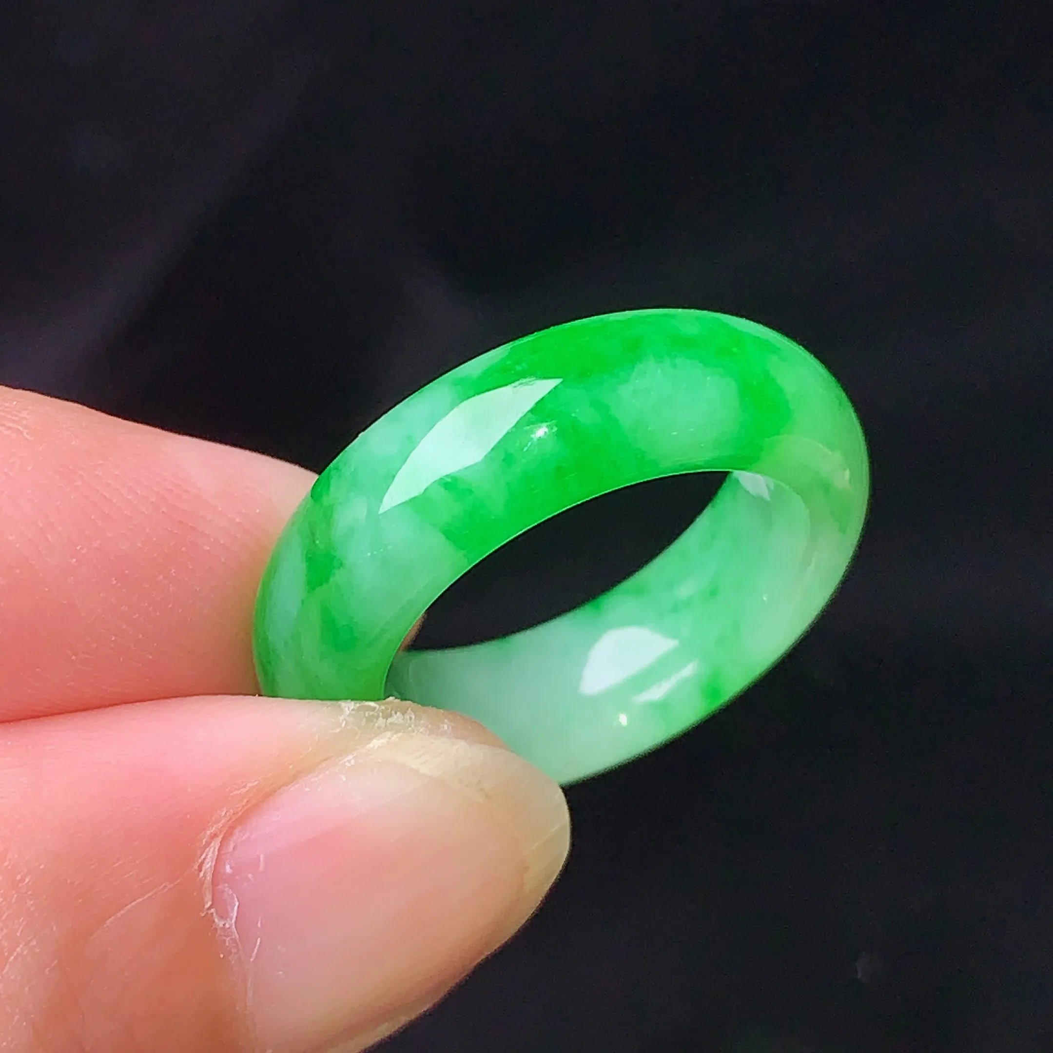 翠绿平安环吊坠 玉质细腻 色泽清新艳丽 圈口9 整体尺寸22.8*6*4