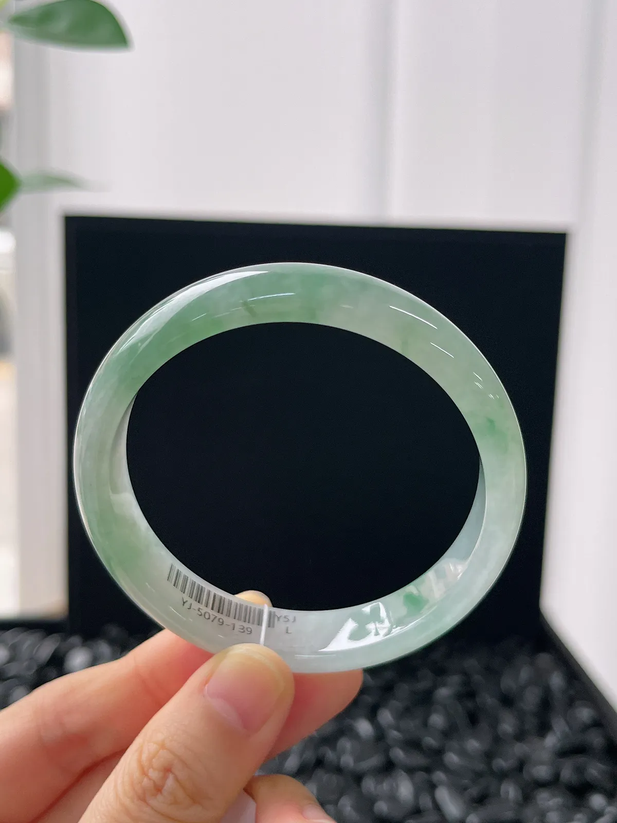 正圈54.3圈口，翡翠冰糯种淡绿色手镯