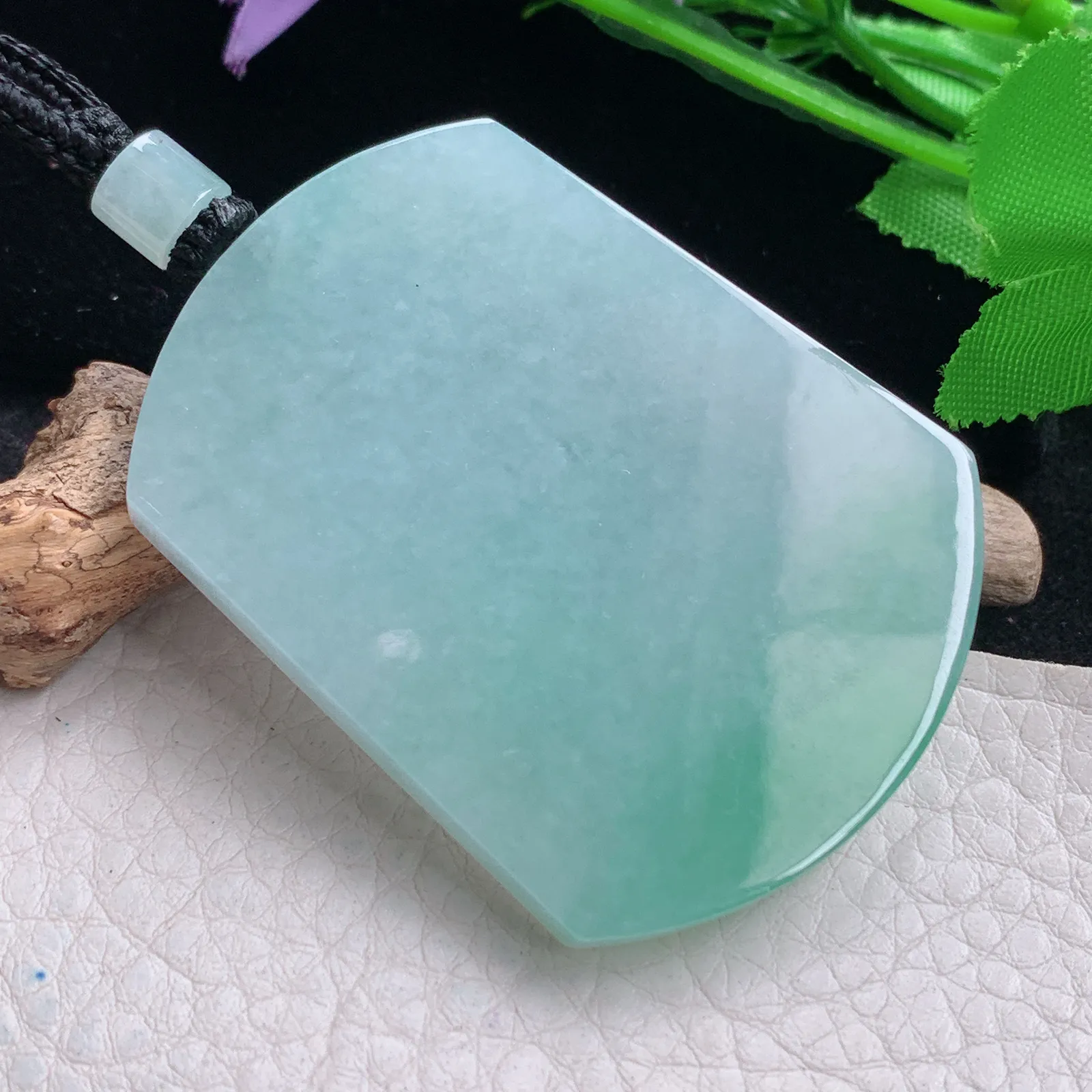 mut自然光55.5*42*6缅甸翡翠a货飘绿平安无事牌 素面牌玉吊坠 玉挂件