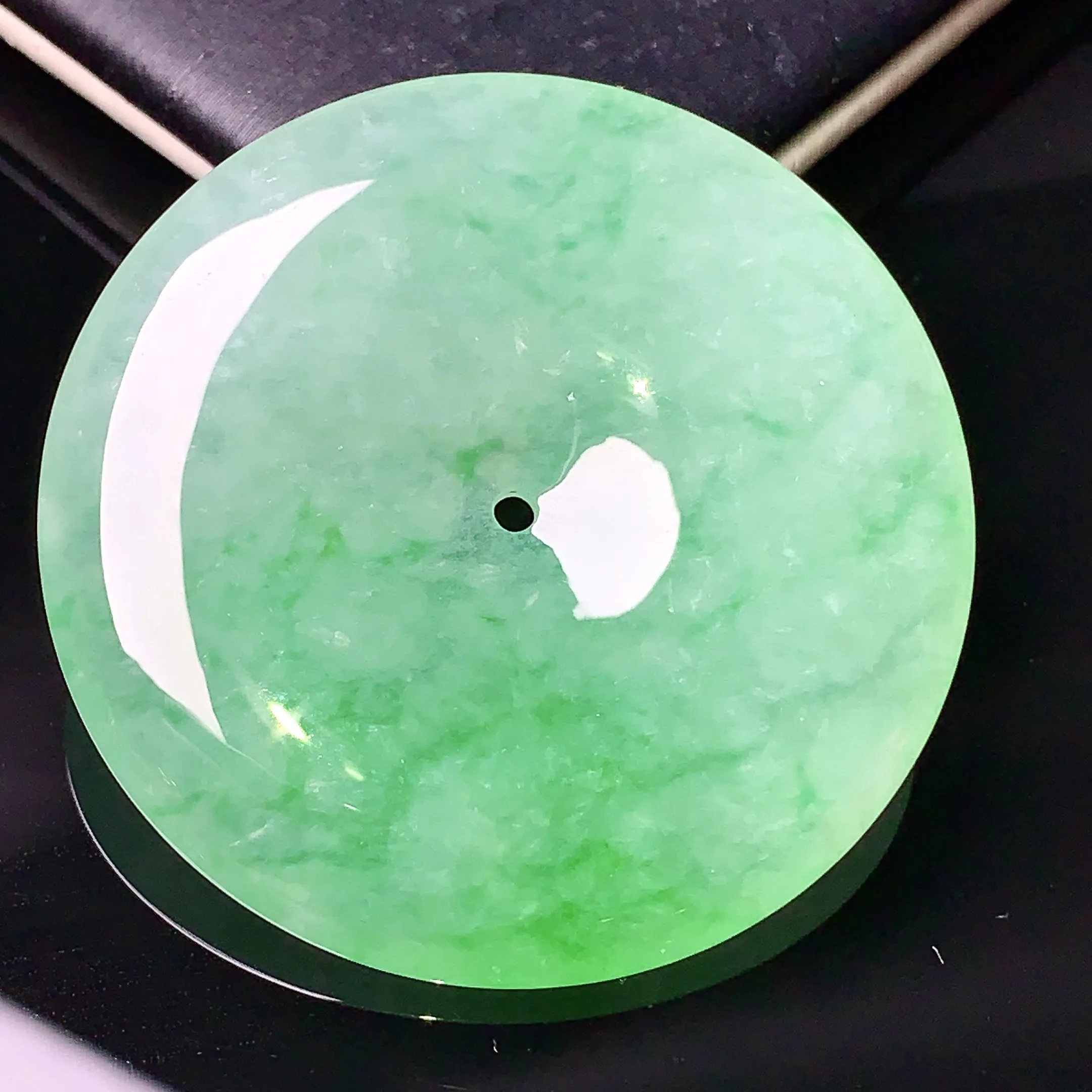 翠绿平安扣吊坠 玉质细腻 色泽清新艳丽 整体尺寸37.8*5.6