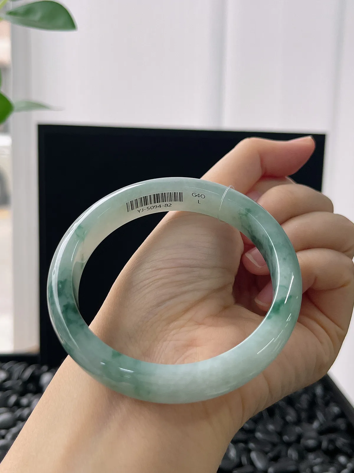 正圈56.8圈口，翡翠糯化种淡绿色手镯