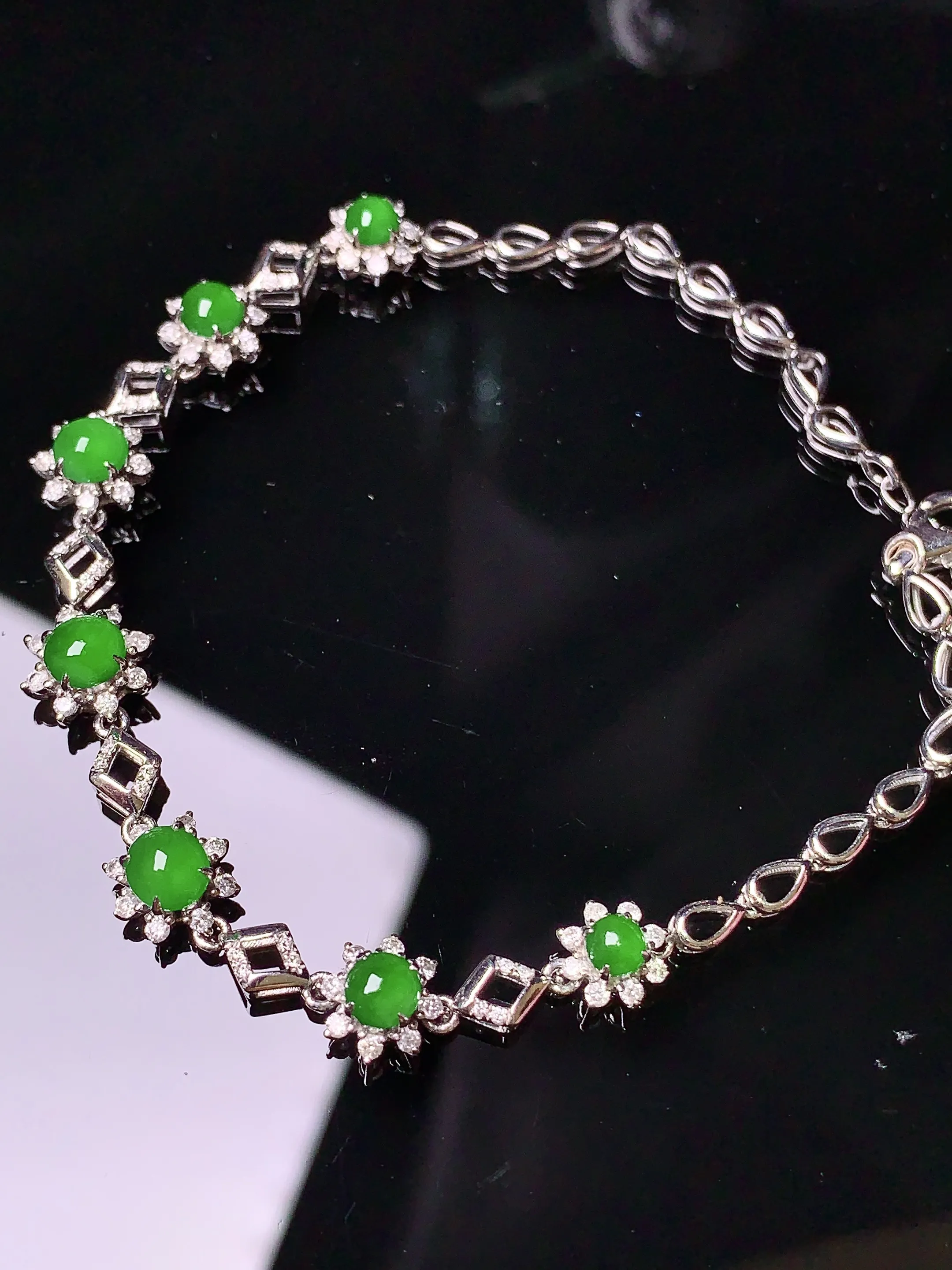 18k金钻镶嵌满绿蛋面手链 玉质细腻 色泽清新艳丽 整体尺寸87.6*6.6*5.2