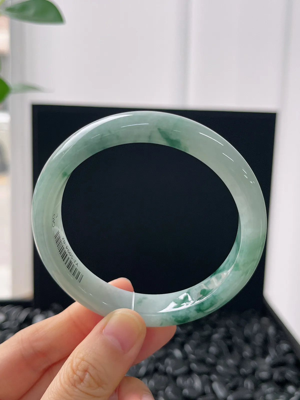 正圈56.8圈口，翡翠糯化种淡绿色手镯