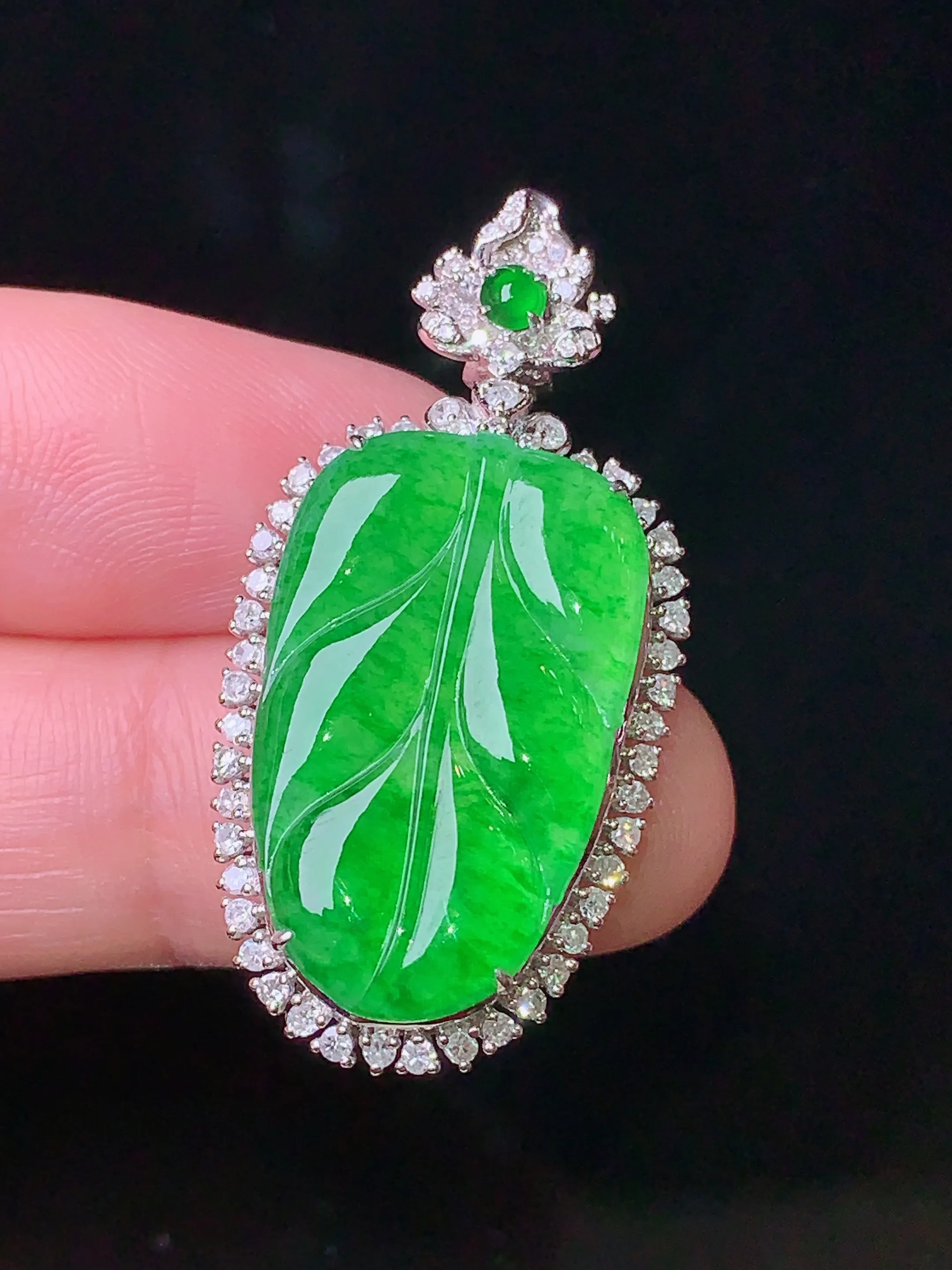 18k金钻镶嵌翠绿树叶吊坠 玉质细腻 色泽清新艳丽 整体尺寸37*18.3*7