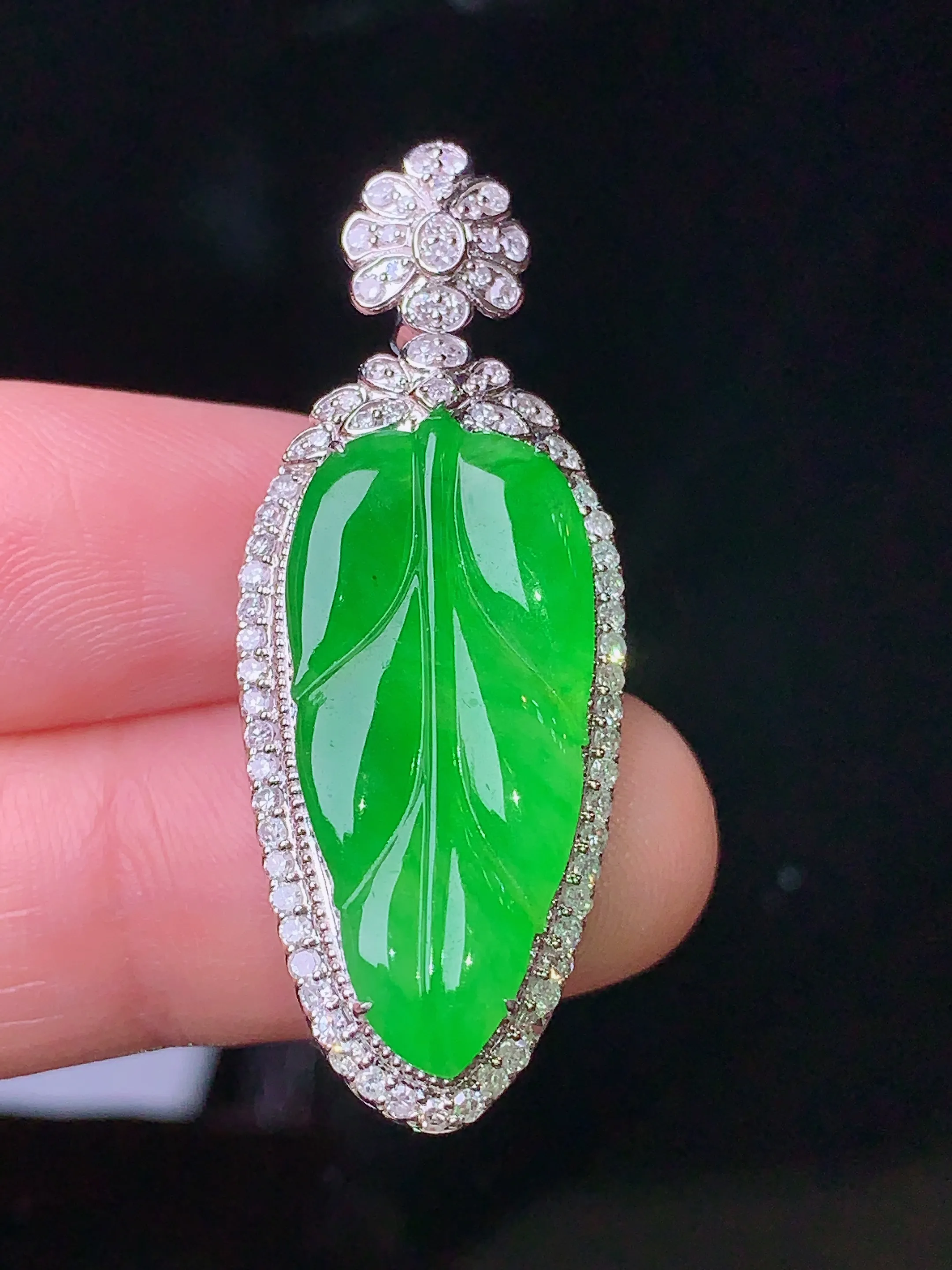 18k金钻镶嵌满绿树叶吊坠 玉质细腻 色泽清新艳丽 整体尺寸39.2*15.2*7.6