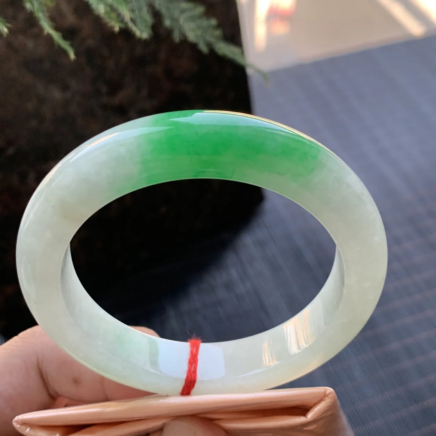 正圈冰糯阳绿 无瑕 尺寸:57.1/12.4/9.7 色好 大圈口