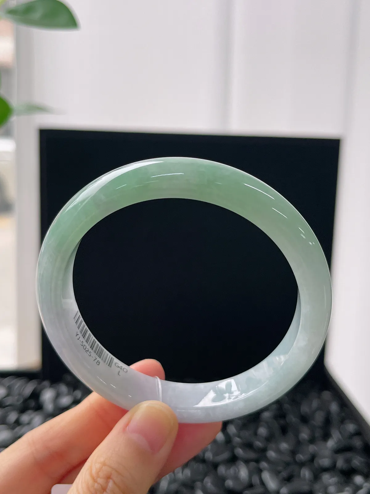 正圈60圈口，翡翠糯化种淡绿色手镯