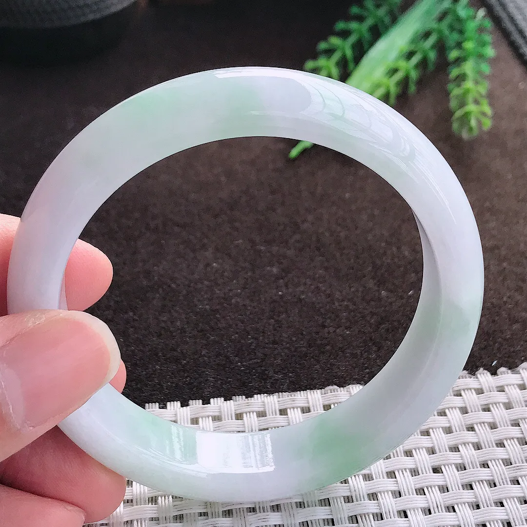 天然a货翡翠57.8/13.3/8.2老坑精美温润飘绿手镯宽边翡翠玉手镯