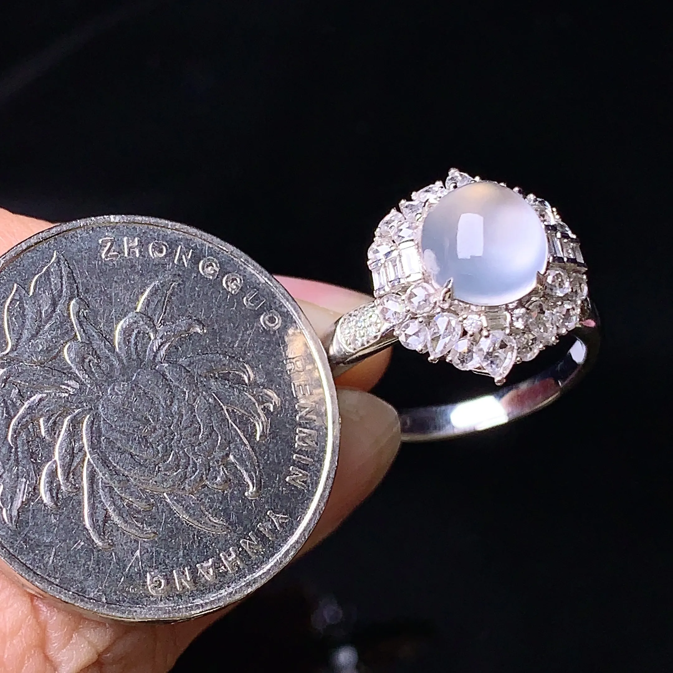 18k金钻镶嵌冰种蛋面戒指 玉质细腻 色泽清新艳丽 圈口14.5 整体尺寸14.7*12.8*10.8