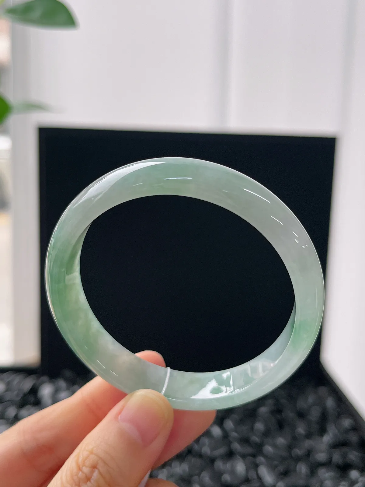 正圈54.3圈口，翡翠冰糯种淡绿色手镯