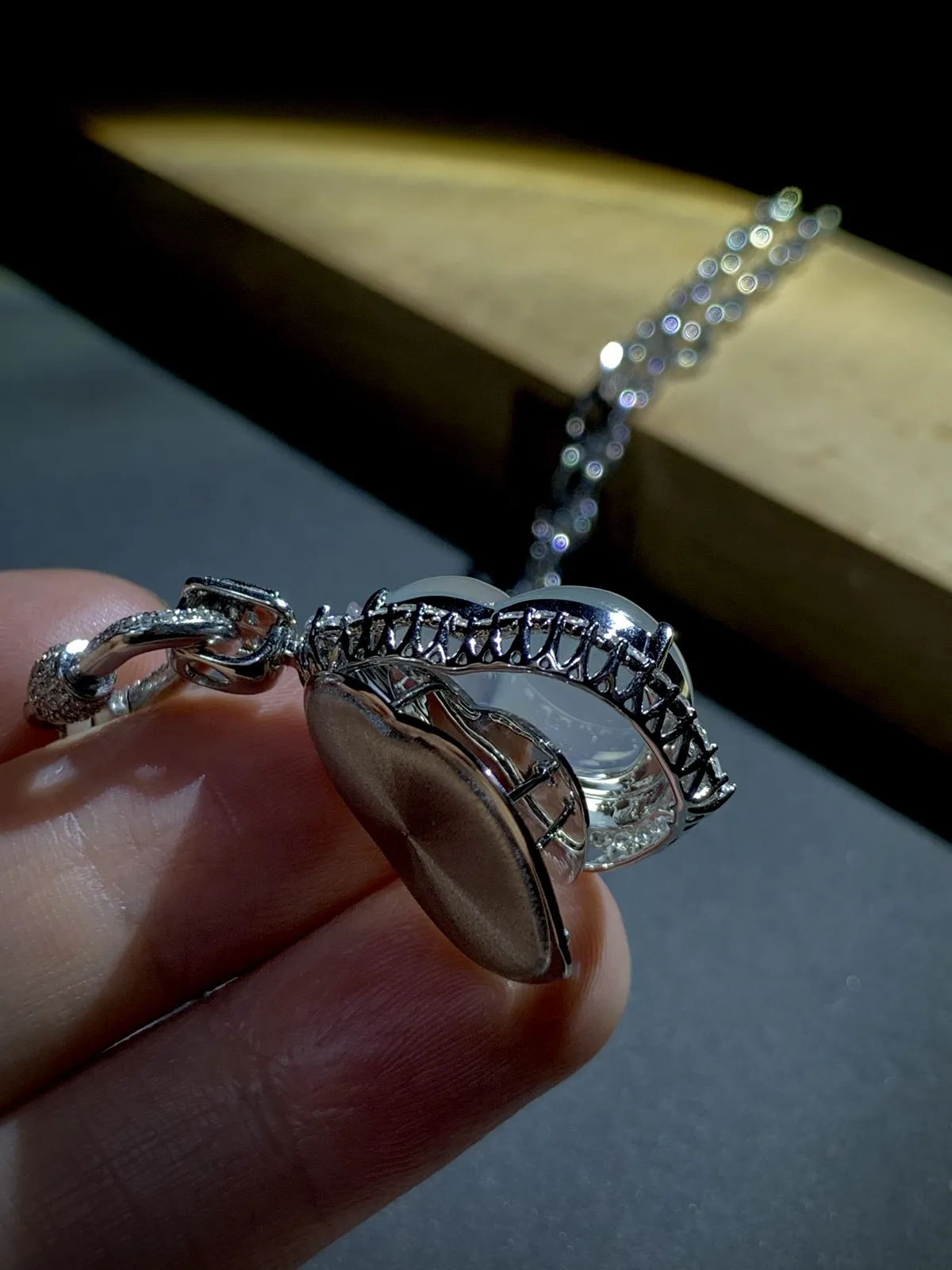 白冰葫芦，裸石约20.5-16.8-5mm，
整体33-20-11.5mm，9.12g，
18K金，南非钻，不配链子