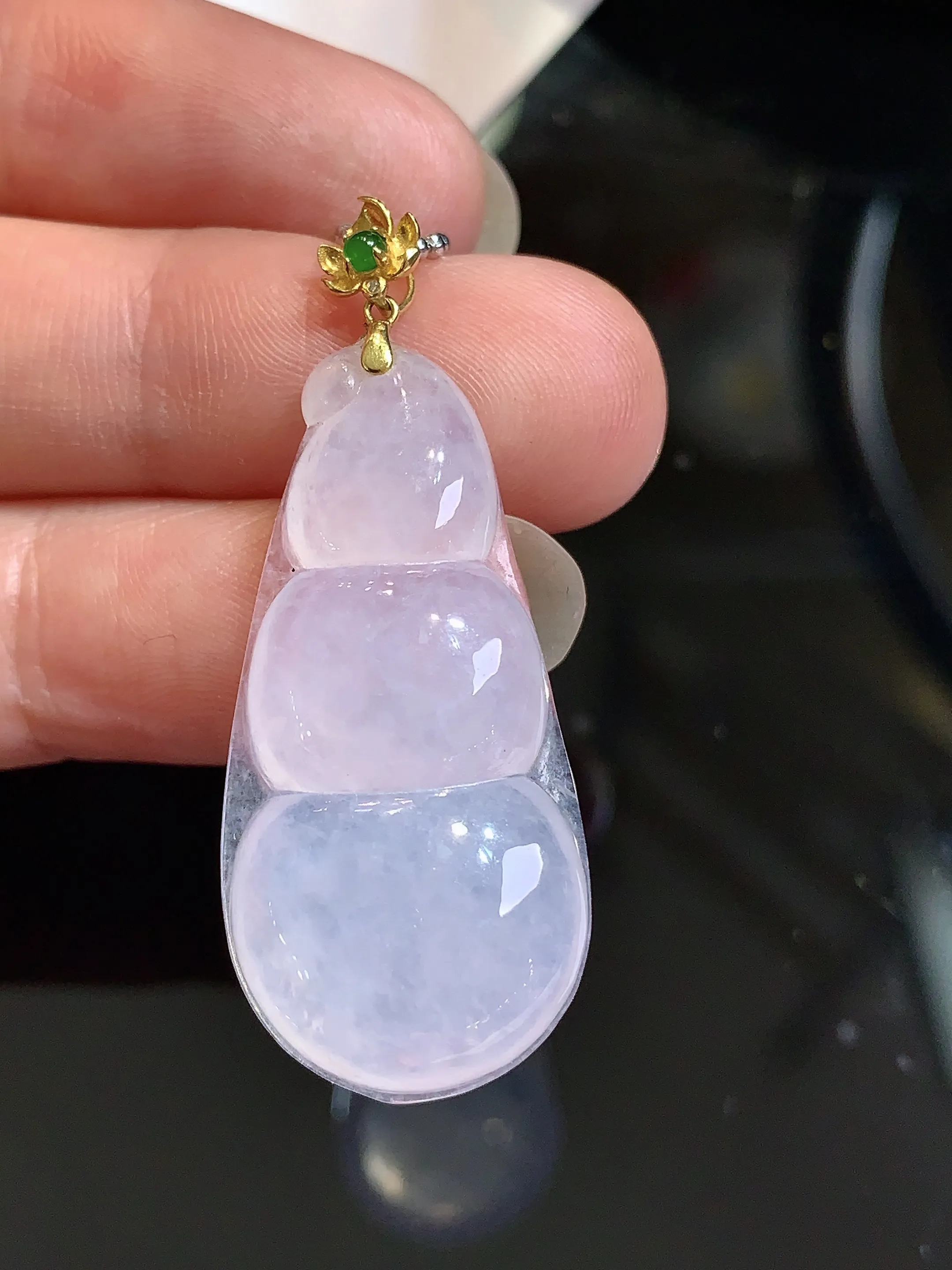 18k金钻镶嵌冰种四季豆吊坠 玉质细腻 色泽清新艳丽 整体尺寸39.3*16.1*6