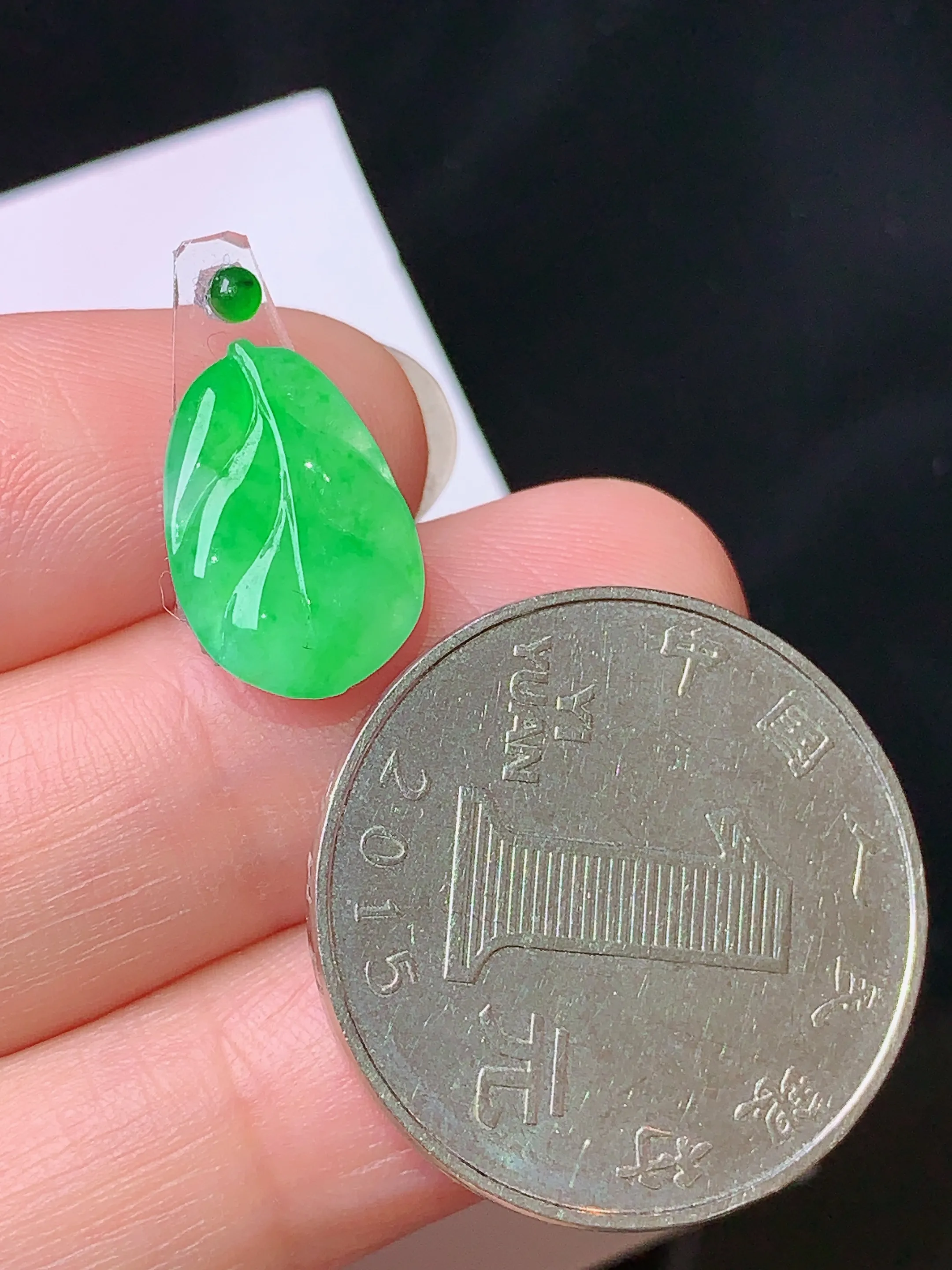 镶嵌款 翠绿树叶吊坠 玉质细腻 色泽清新艳丽 整体尺寸14.5*9.8*2