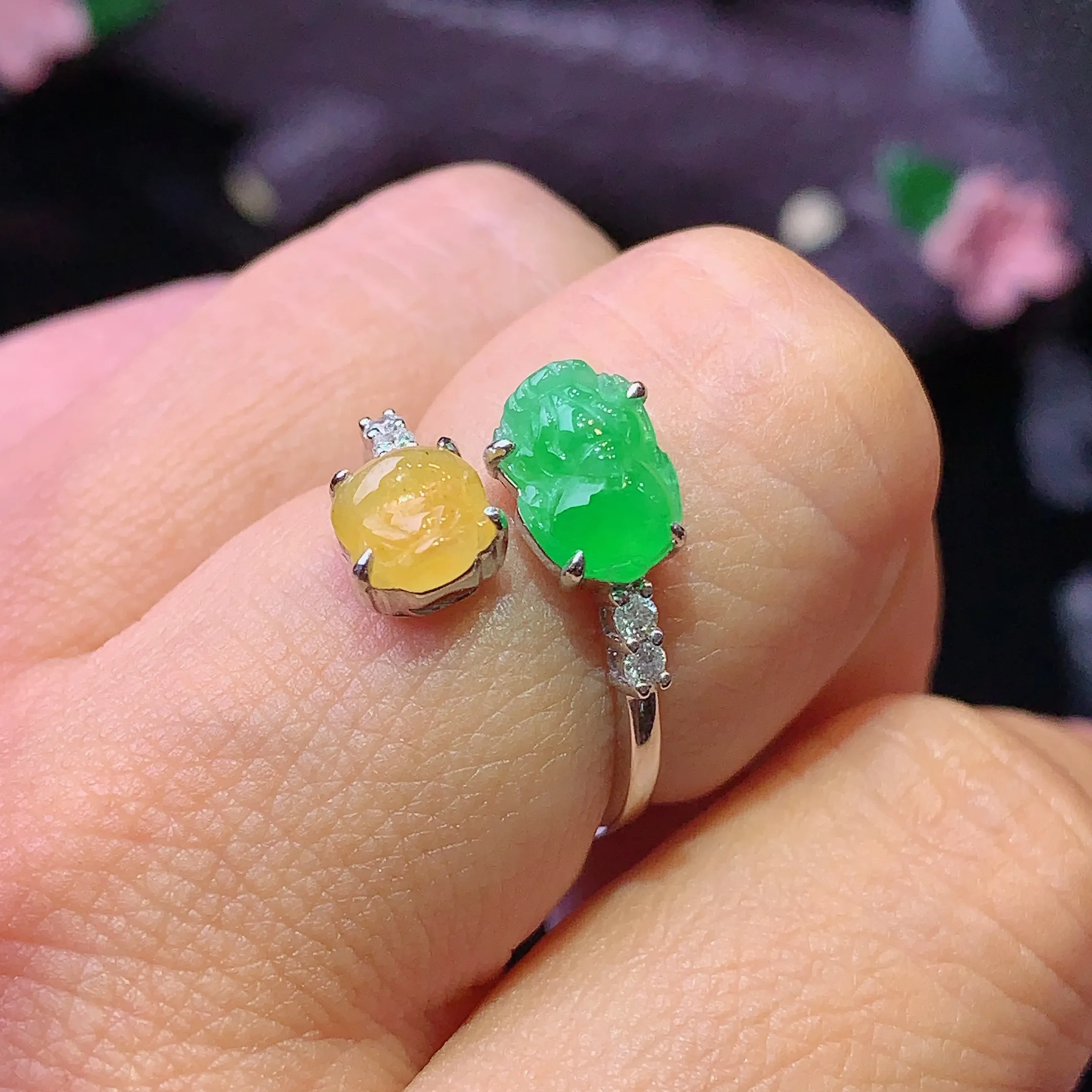 18k金钻镶嵌黄绿戒指 玉质细腻 色泽清新艳丽 圈口12.5 裸石尺寸8.6*5.8*3