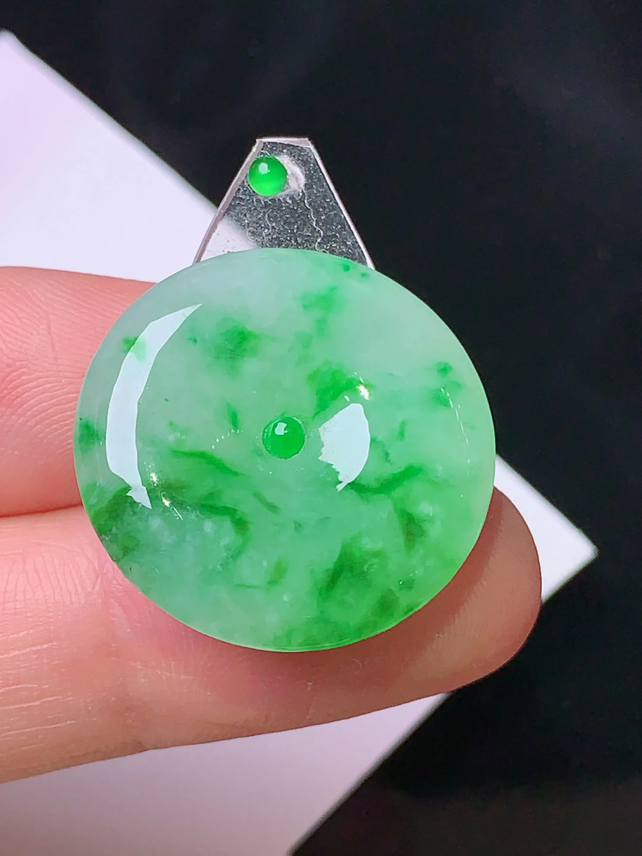镶嵌款 飘绿平安扣吊坠 玉质细腻 色泽清新艳丽 整体尺寸22.5*4.6
