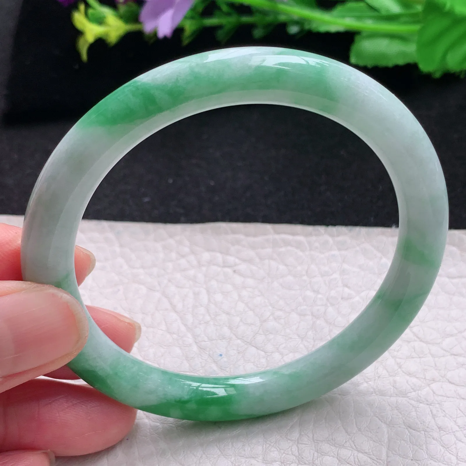 yh自然光57*8*8.3叮当镯 缅甸翡翠玉手镯飘绿秀气圆条玉手环