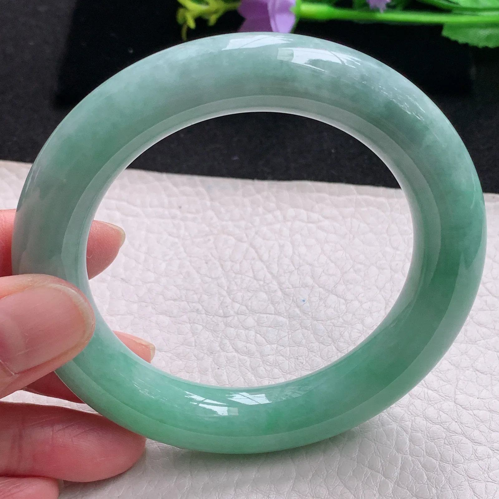 js自然光59*12.7胖圆镯 缅甸翡翠玉手镯飘绿大气圆条玉手环 美人镯