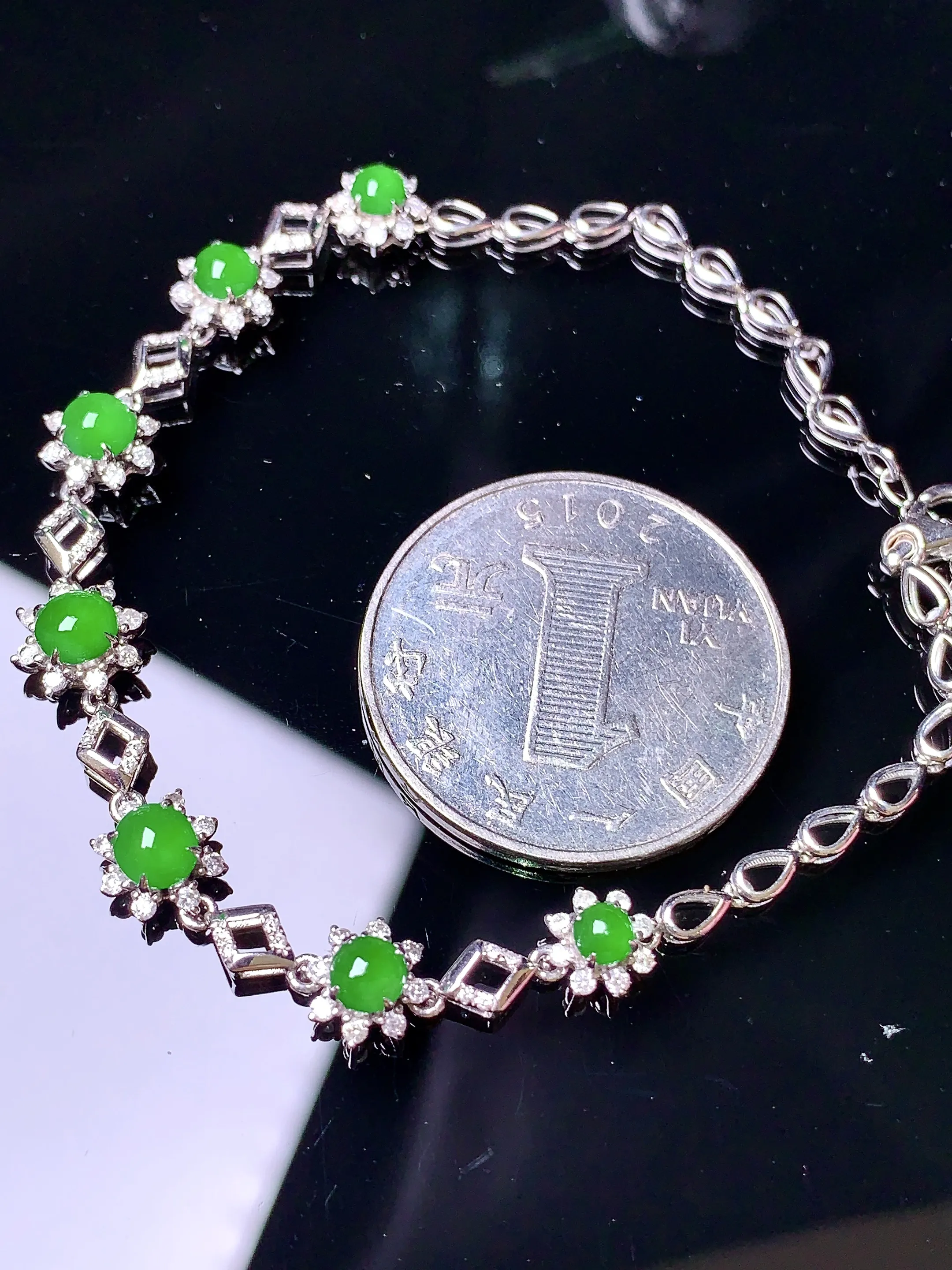 18k金钻镶嵌满绿蛋面手链 玉质细腻 色泽清新艳丽 整体尺寸87.6*6.6*5.2