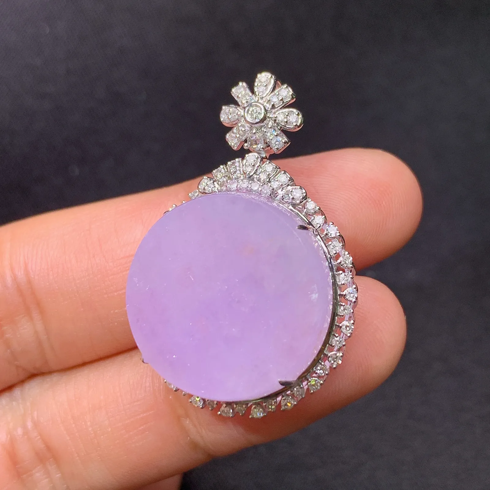 紫罗兰圆牌吊坠，18k金镶嵌，温润细腻，颜色鲜艳 尺寸32.5*22.3*9.3