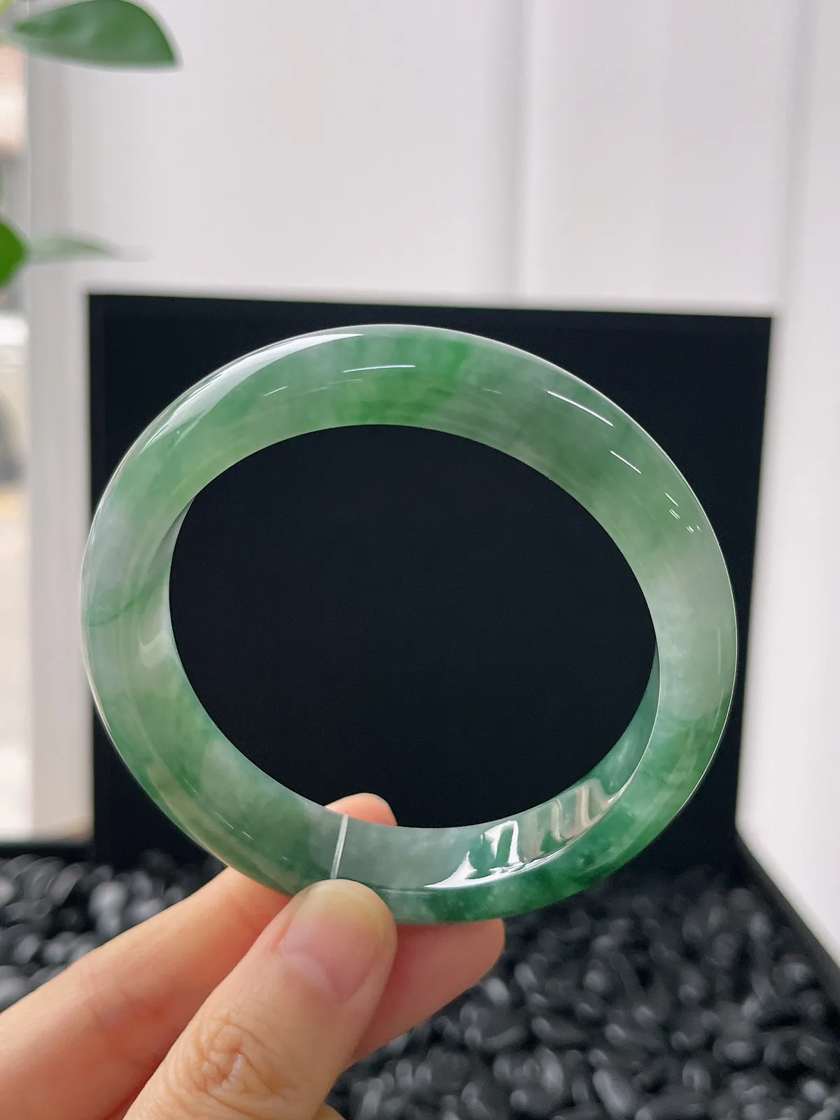 正圈57.6圈口，翡翠糯化种飘绿手镯