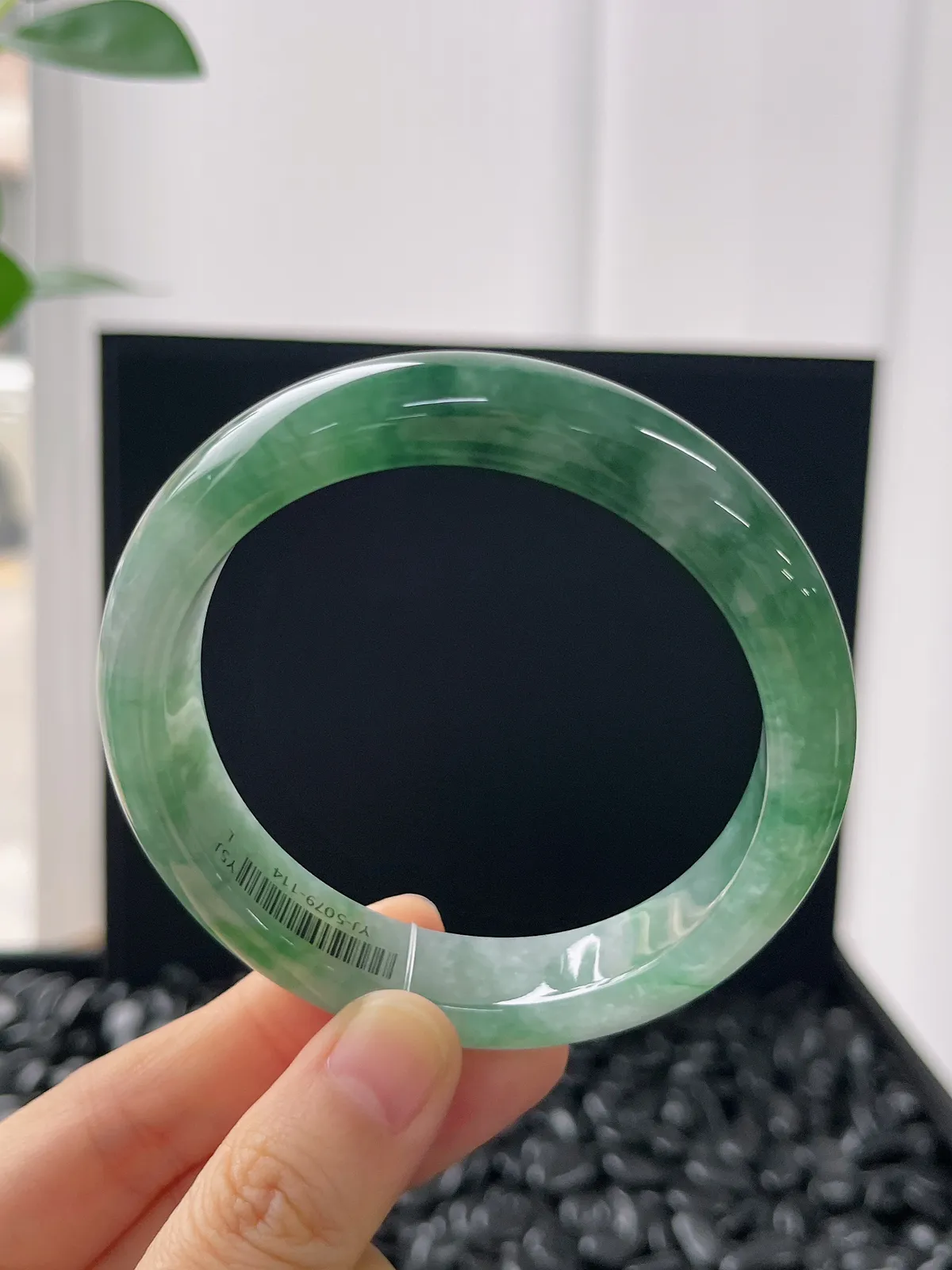 正圈57.6圈口，翡翠糯化种飘绿手镯