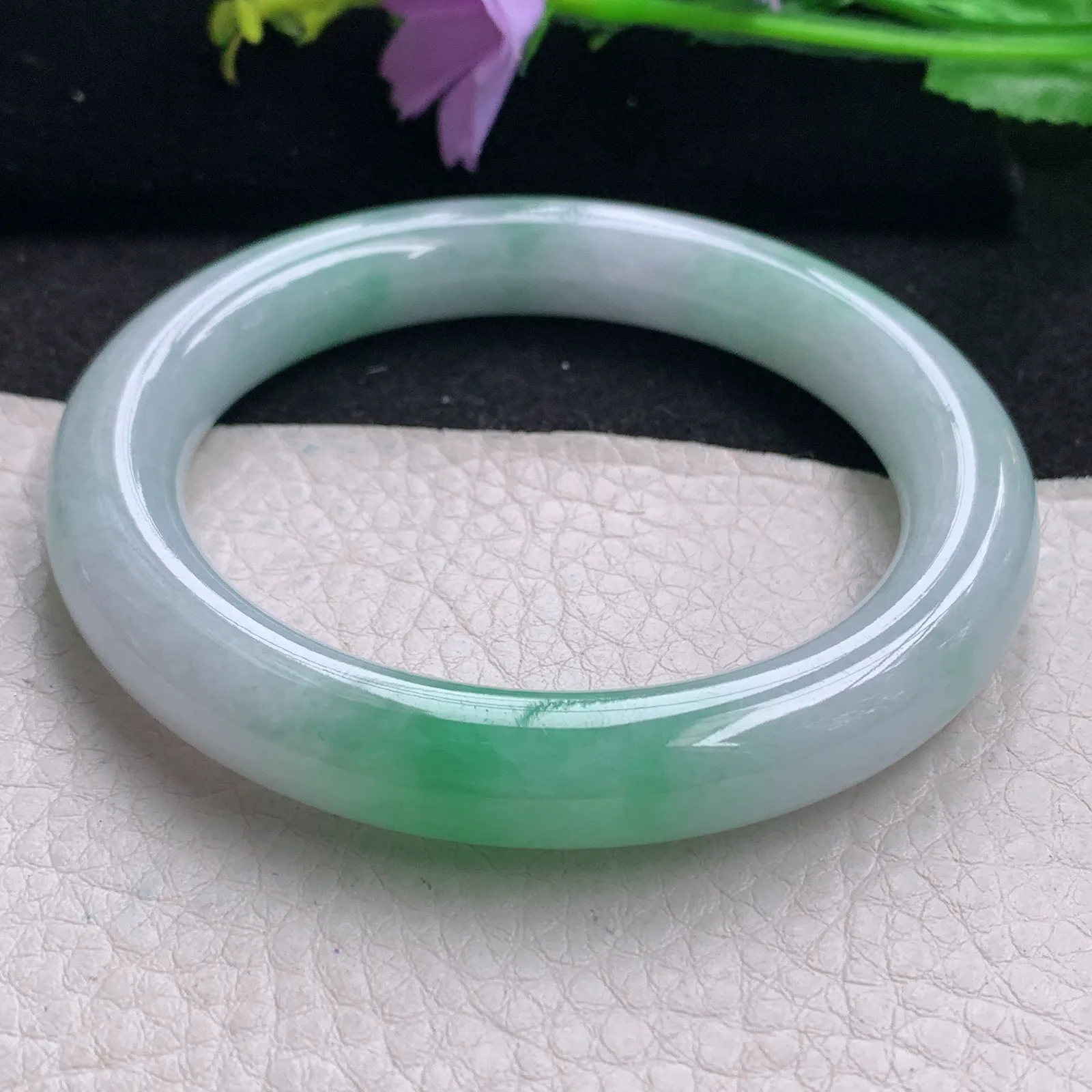 js自然光57*10.3美人镯 缅甸翡翠玉手镯飘绿水润圆条玉手环 美人镯