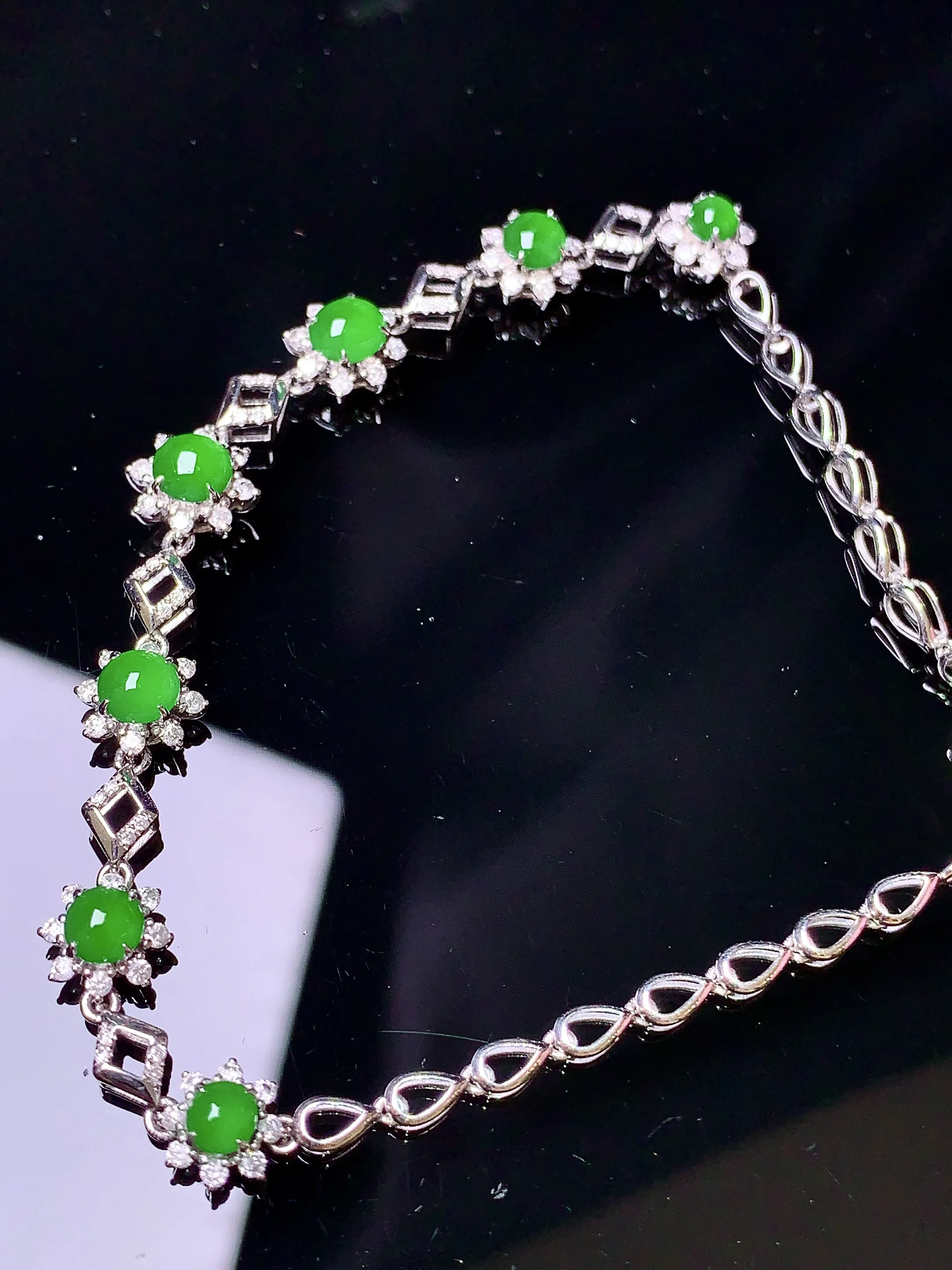 18k金钻镶嵌满绿蛋面手链 玉质细腻 色泽清新艳丽 整体尺寸87.6*6.6*5.2