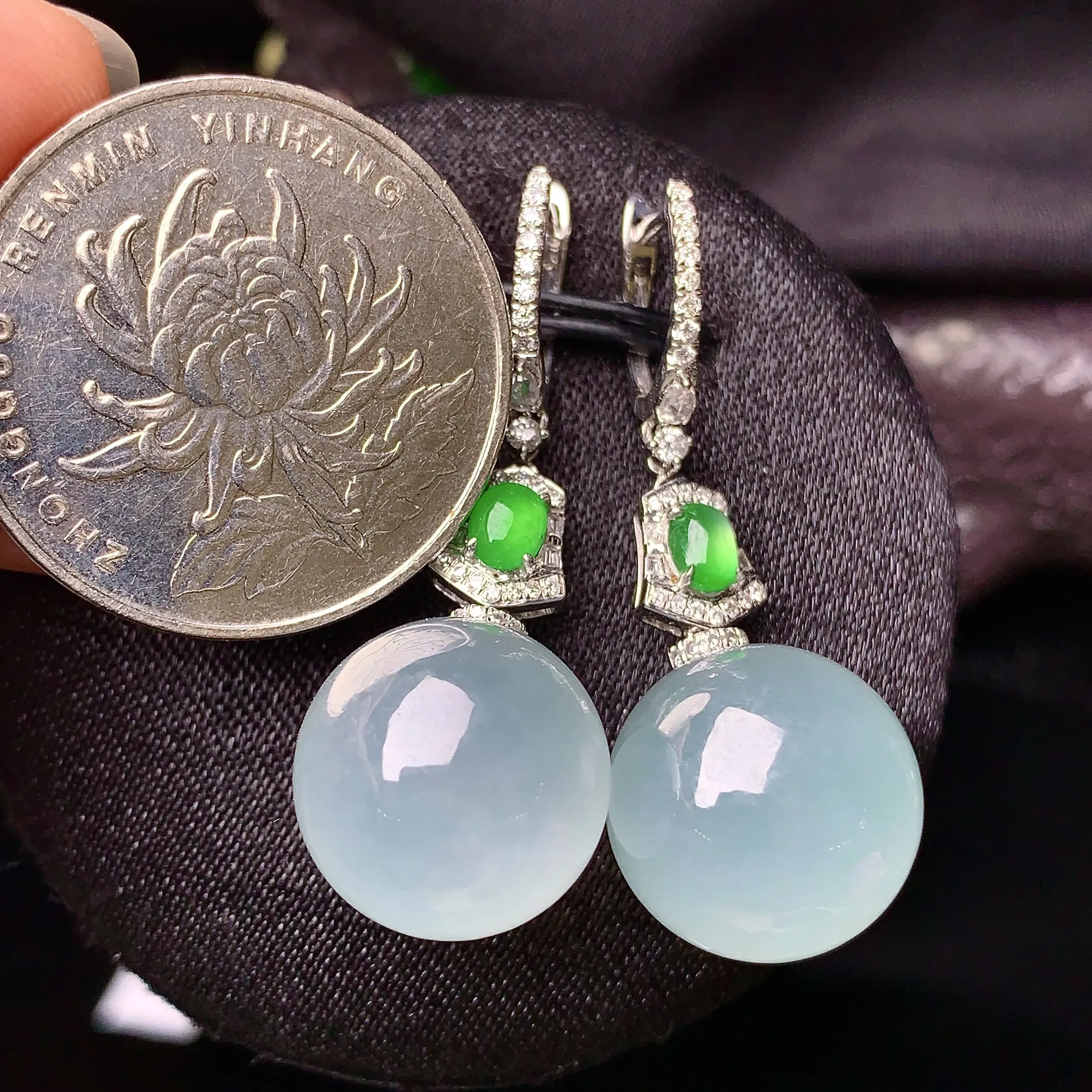 18k金钻镶嵌冰种圆珠吊坠 玉质细腻 色泽清新艳丽 整体尺寸37.5*14