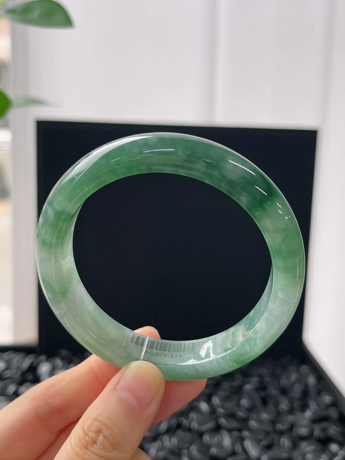 正圈57.6圈口，翡翠糯化种飘绿手镯