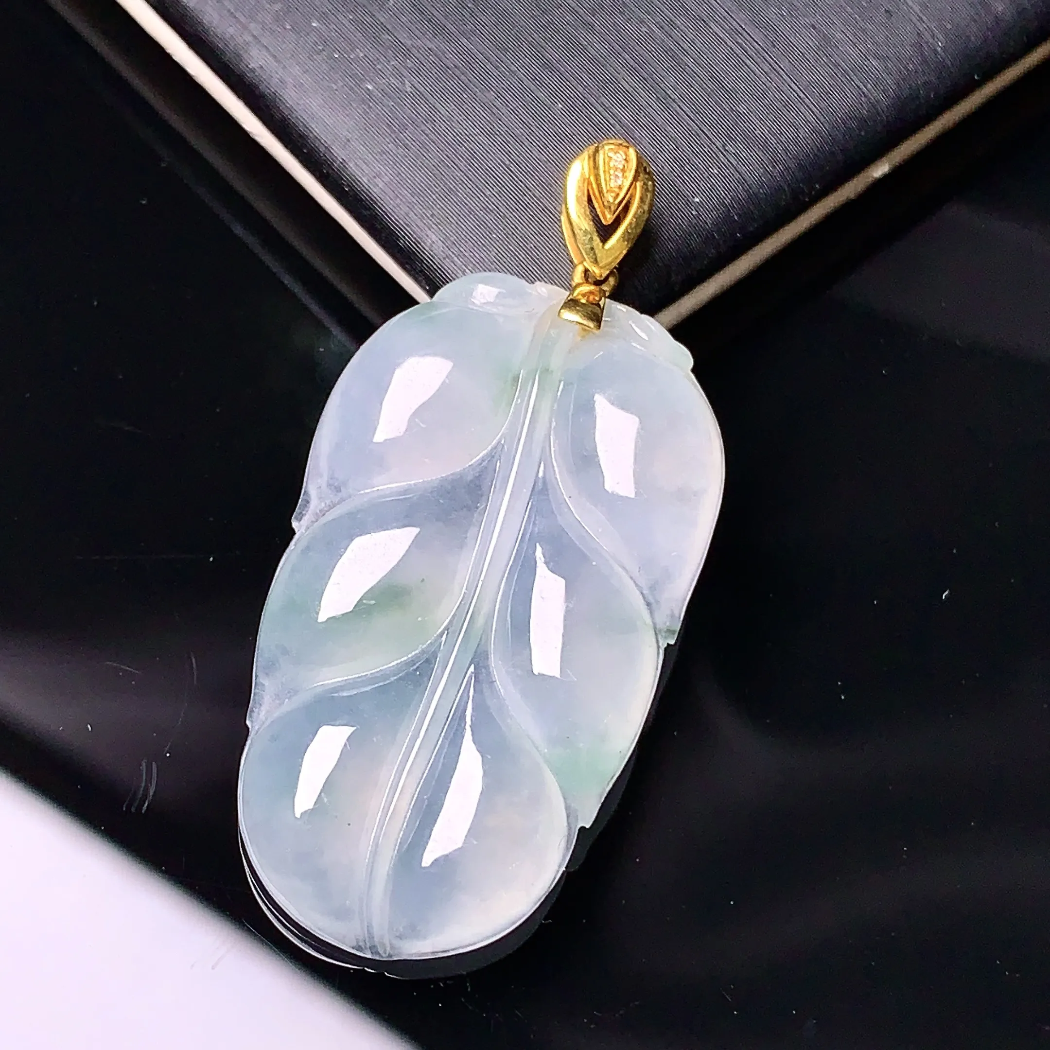 18k金镶嵌冰种树叶吊坠 玉质细腻 色泽清新艳丽 整体尺寸37.3*18*4