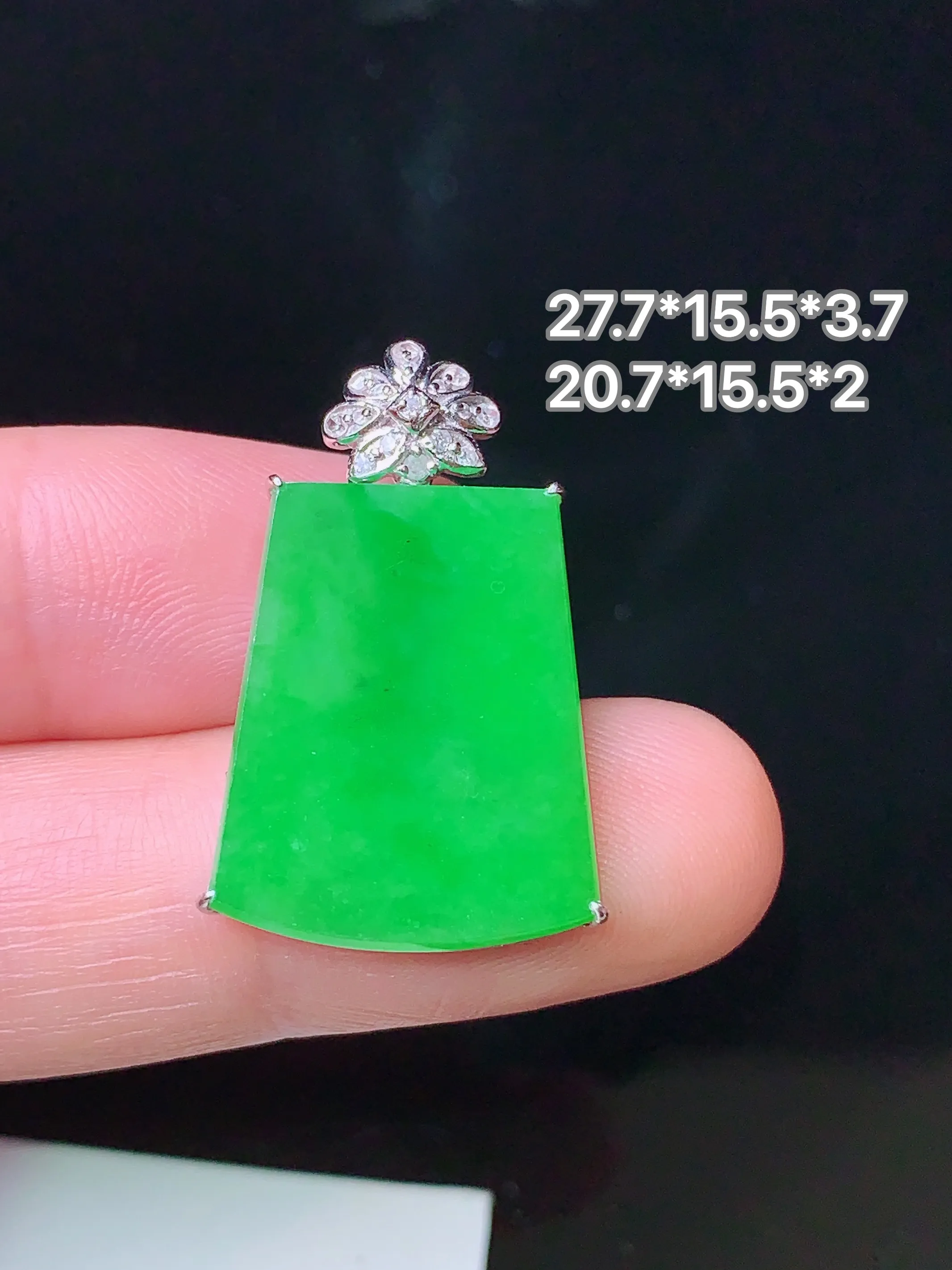 18k金钻镶嵌满绿无事牌吊坠 玉质细腻 色泽清新艳丽 整体尺寸27.7*15.5*3.7