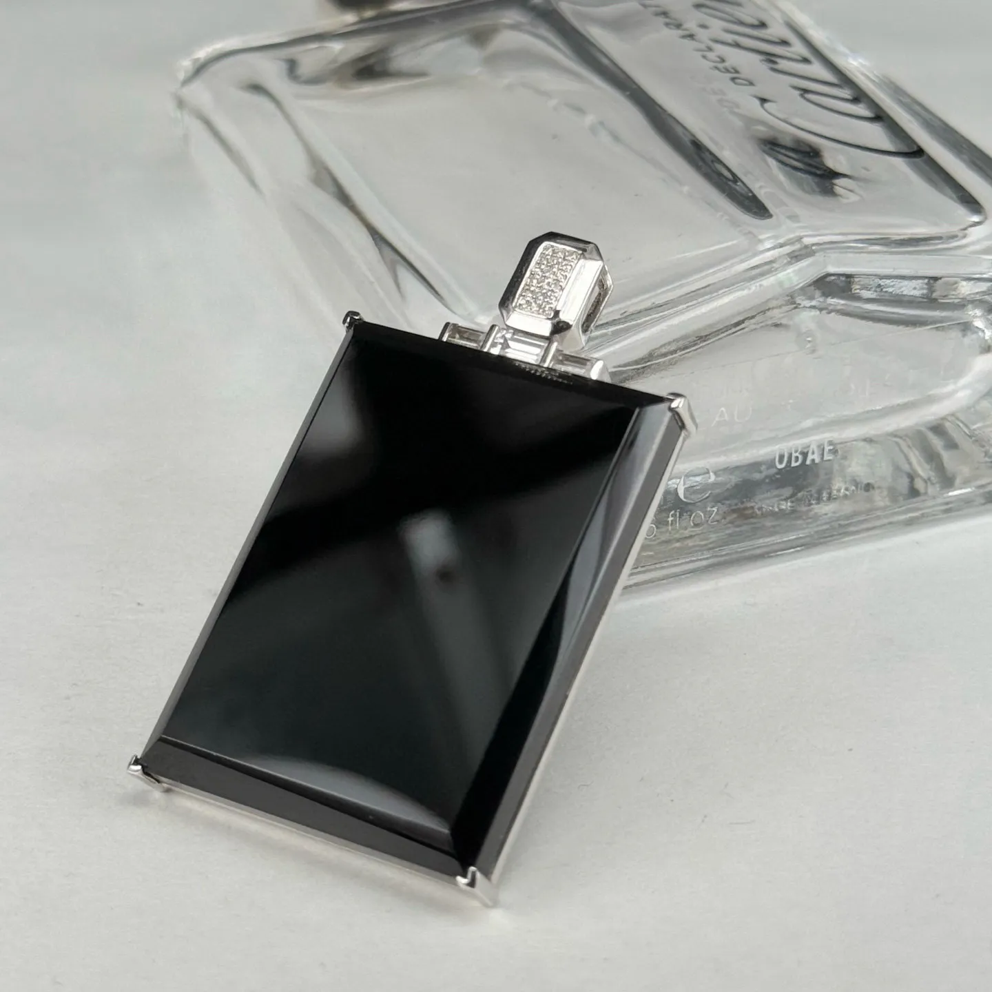 精品18k墨翠无事牌 种好色正 黑度极好 打灯通透 油性十足  尺寸49.1