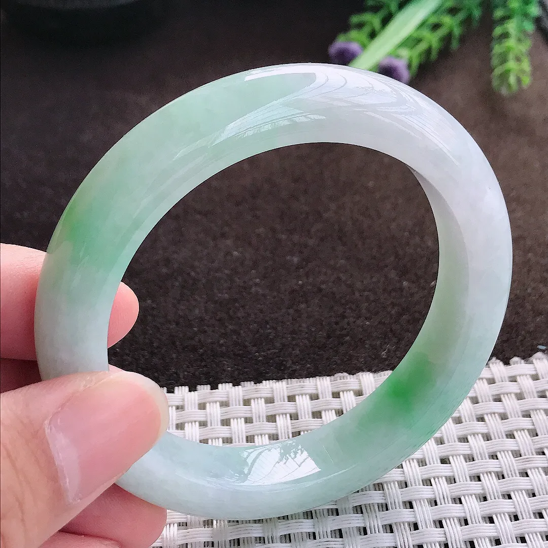 天然a货翡翠55.5/12.3/9老坑精美温润飘绿手镯宽边翡翠玉手镯