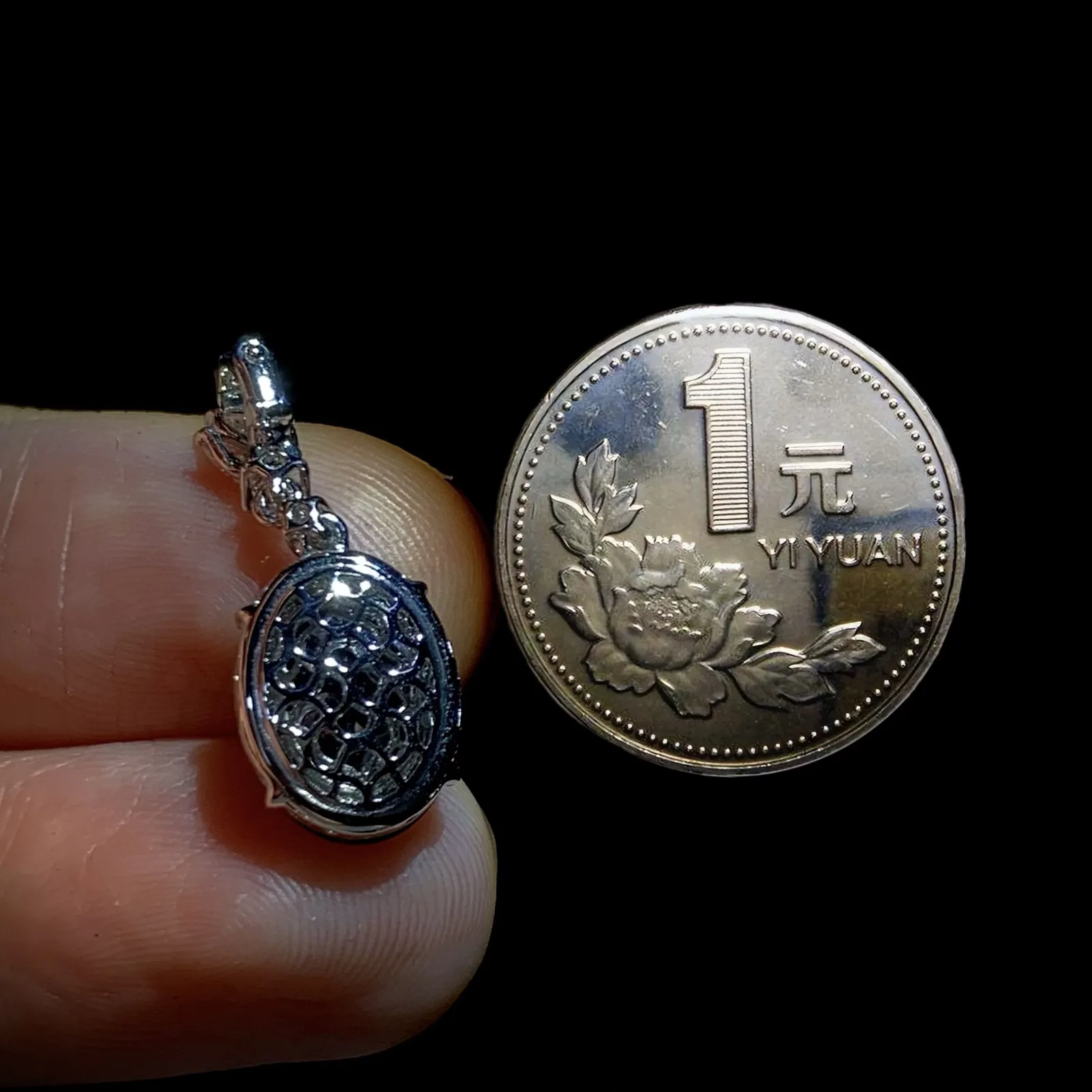 绿蛋面吊坠，
裸石12.5-9.5-4mm，
整体24.5-9.5-6mm，2.42g，
18K金，南非钻，