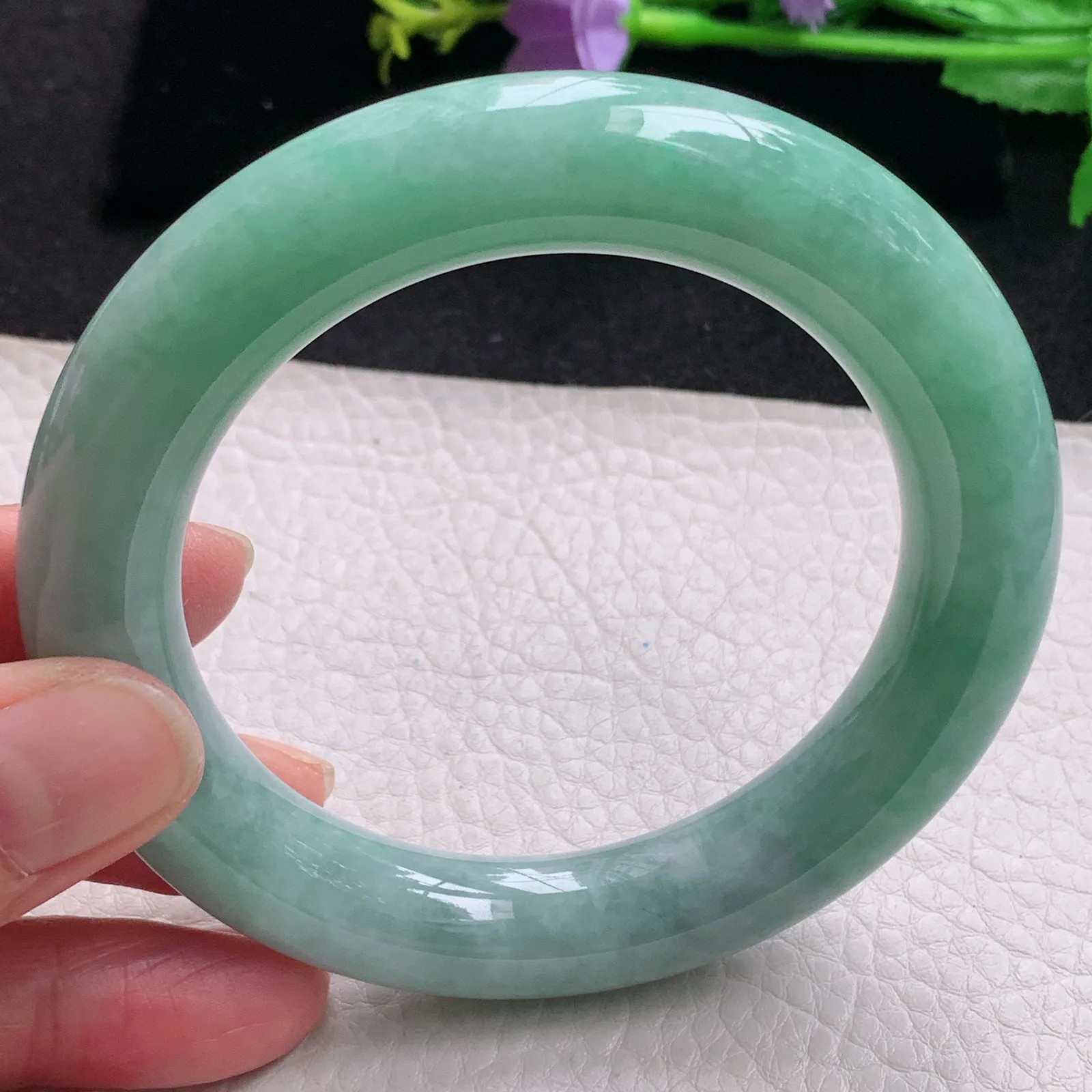 js自然光59*12.7胖圆镯 缅甸翡翠玉手镯飘绿大气圆条玉手环 美人镯