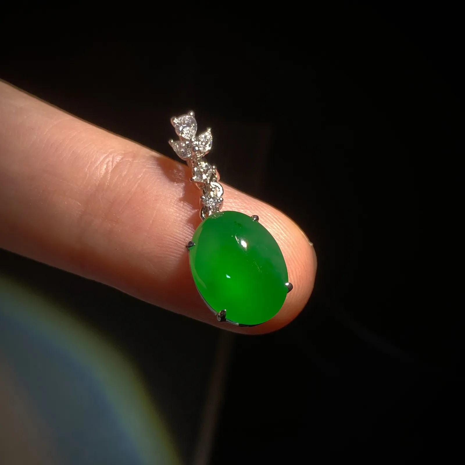 绿蛋面吊坠，
裸石12.5-9.5-4mm，
整体24.5-9.5-6mm，2.42g，
18K金，南非钻，