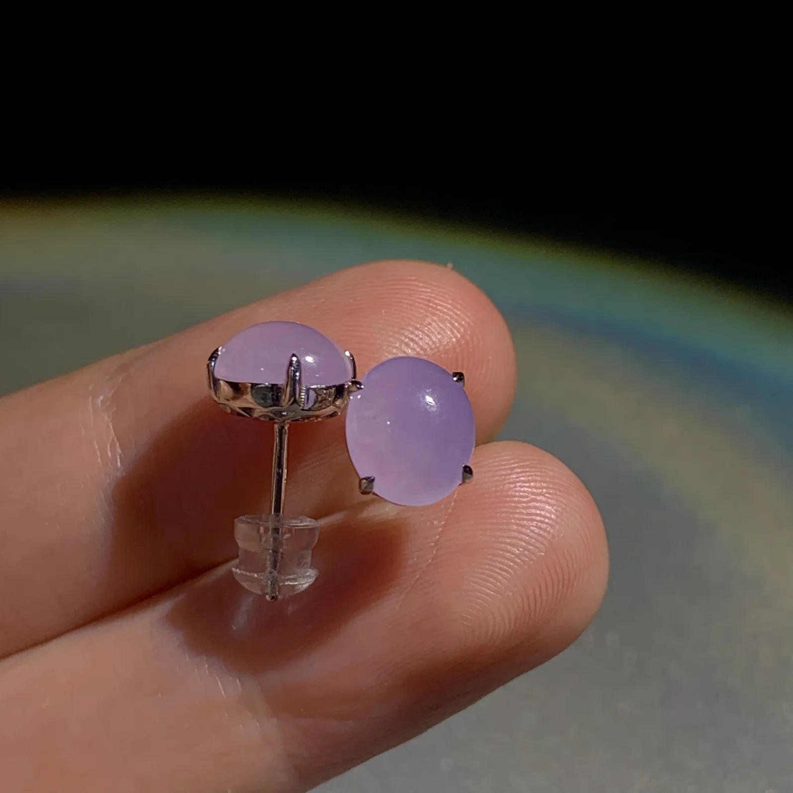 冰紫翡翠蛋面简镶耳钉，裸石约8.5-7.5-4mm，
18K金镶嵌，